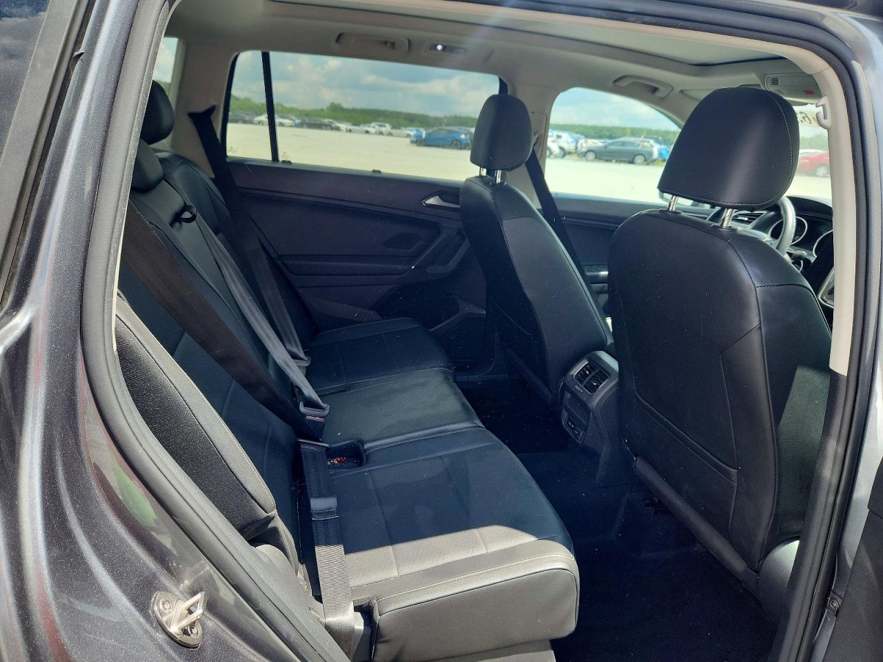 2018 Volkswagen Tiguan Se Gray vin: 3VV2B7AX3JM016796