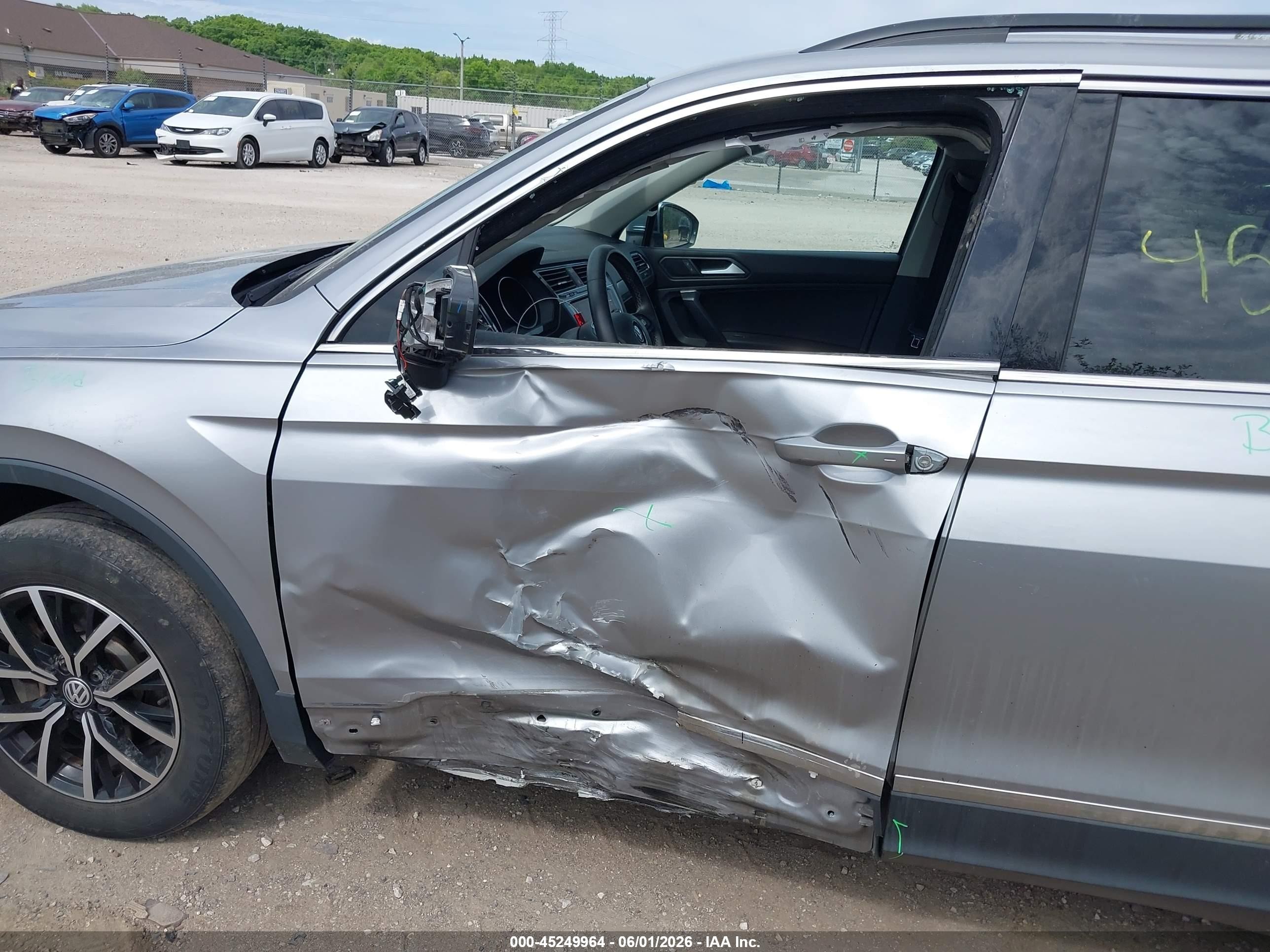 2021 Volkswagen Tiguan 2.0t Se/2.0t Se R-line Black/2.0t Sel Серый vin: 3VV2B7AX4MM099952