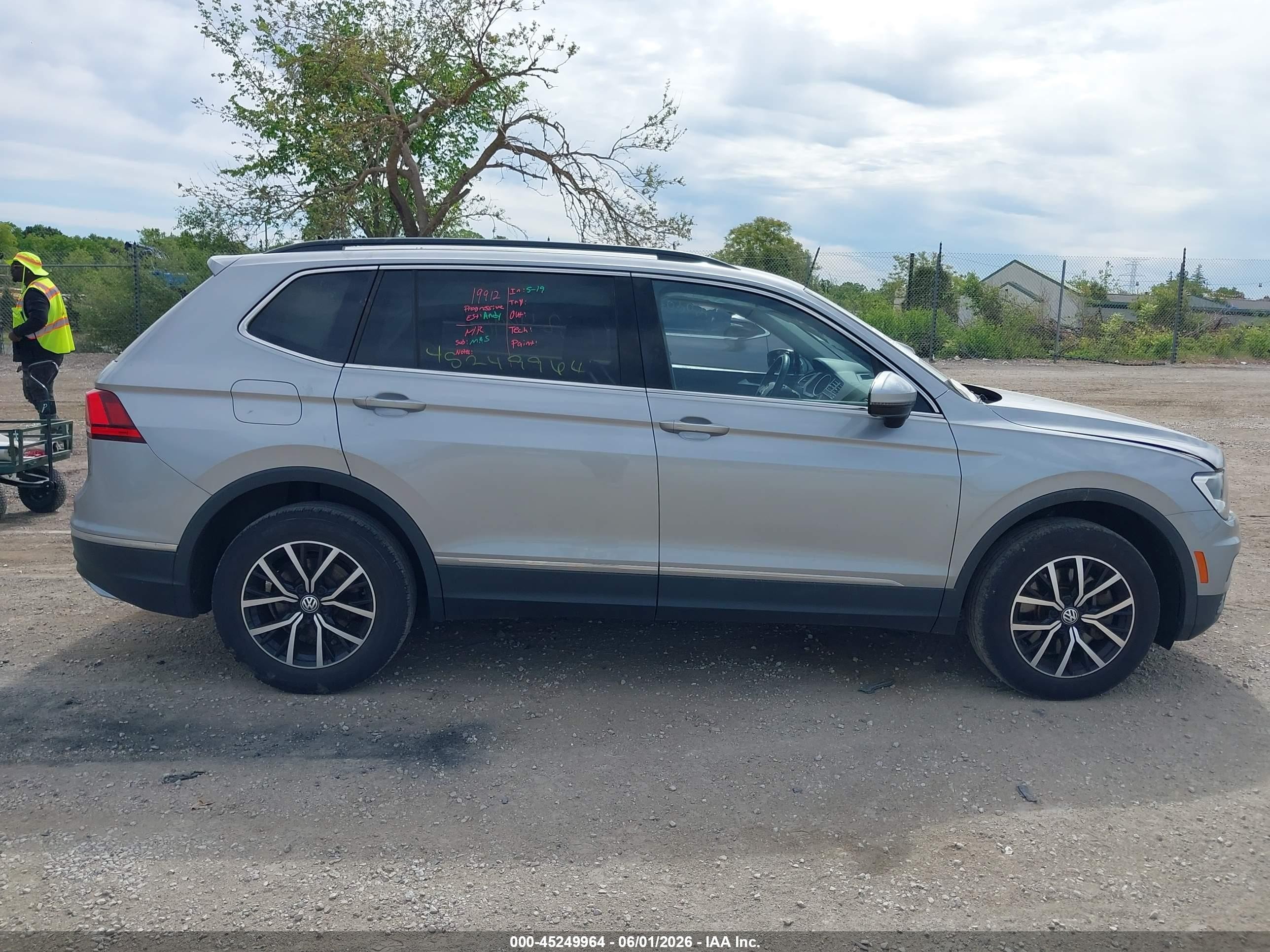2021 Volkswagen Tiguan 2.0t Se/2.0t Se R-line Black/2.0t Sel Серый vin: 3VV2B7AX4MM099952