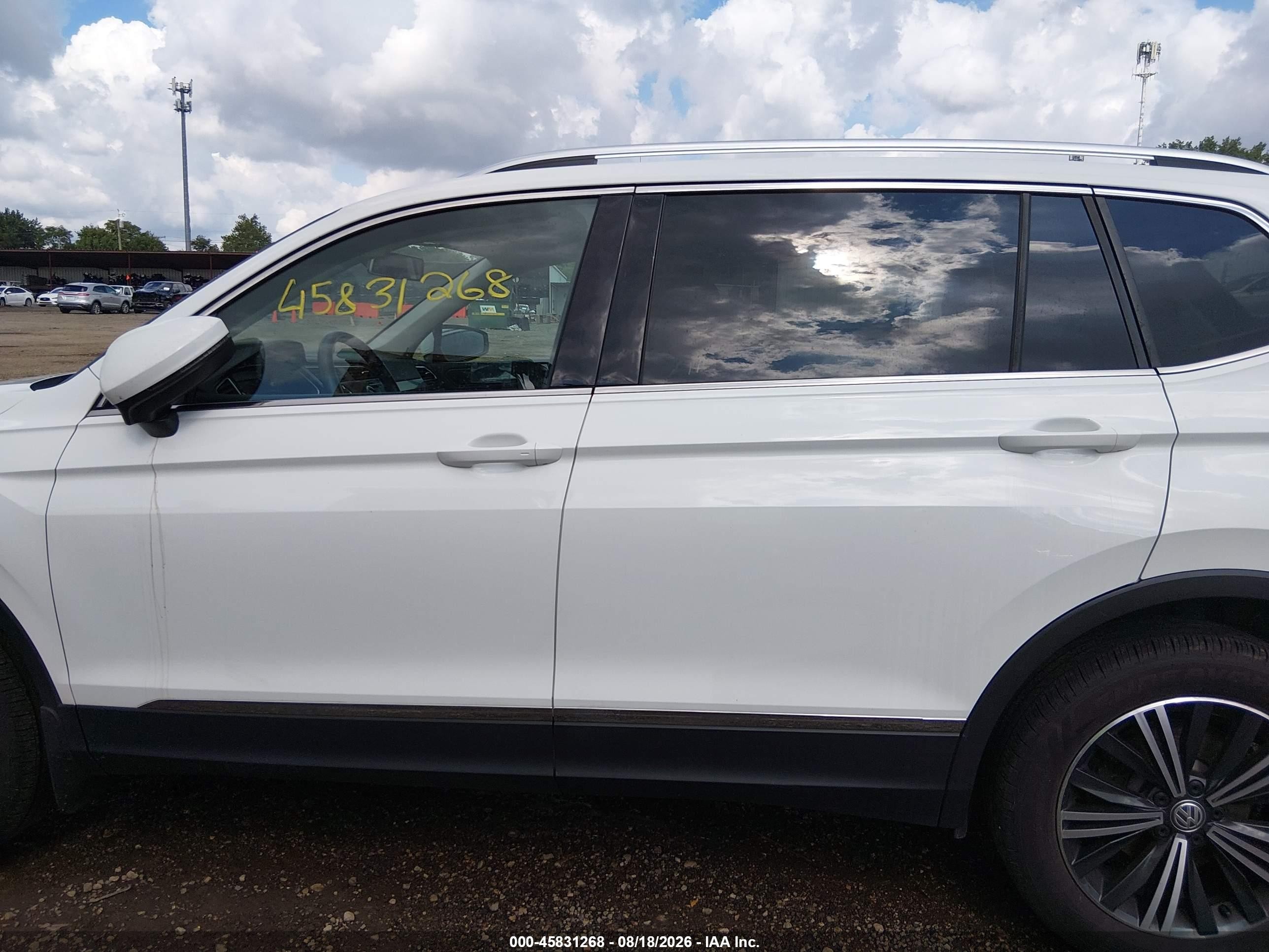 2019 Volkswagen Tiguan 2.0t Se/2.0t Sel/2.0t Sel R-line/2.0t Sel R-line Black White vin: 3VV2B7AX6KM059367