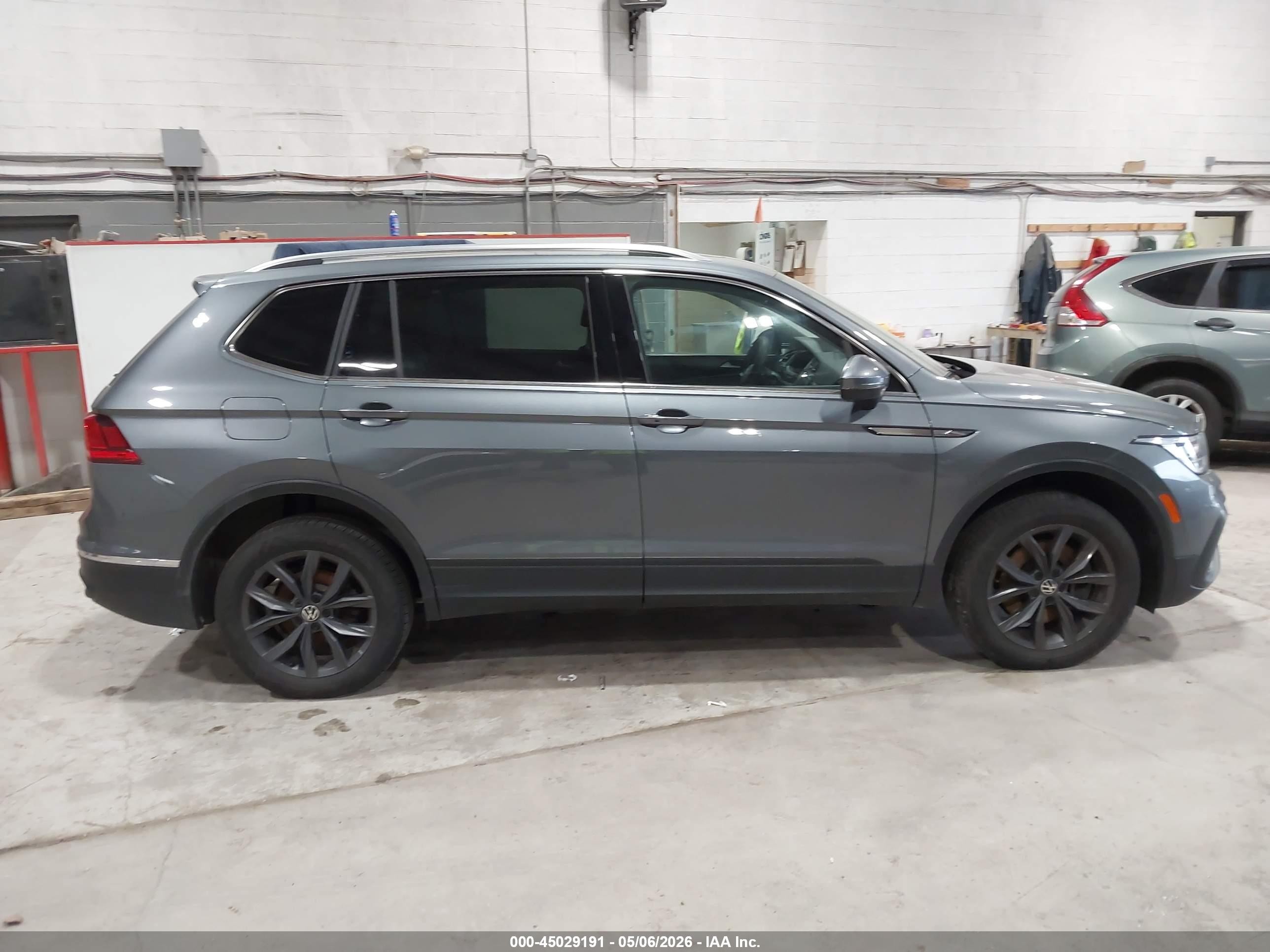 2022 Volkswagen Tiguan 2.0t Se Серый vin: 3VV2B7AX7NM037852