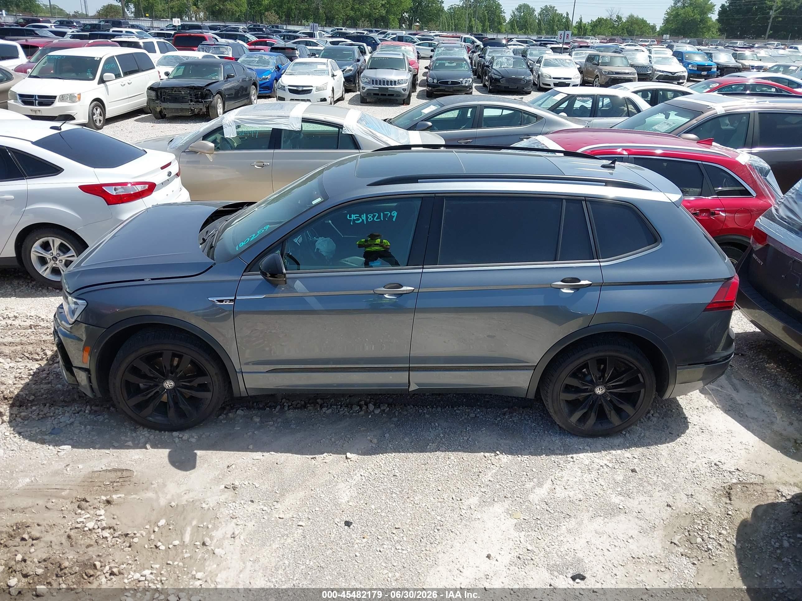 2020 Volkswagen Tiguan 2.0t Se/2.0t Se R-line Black/2.0t Sel Серый vin: 3VV2B7AXXLM136436