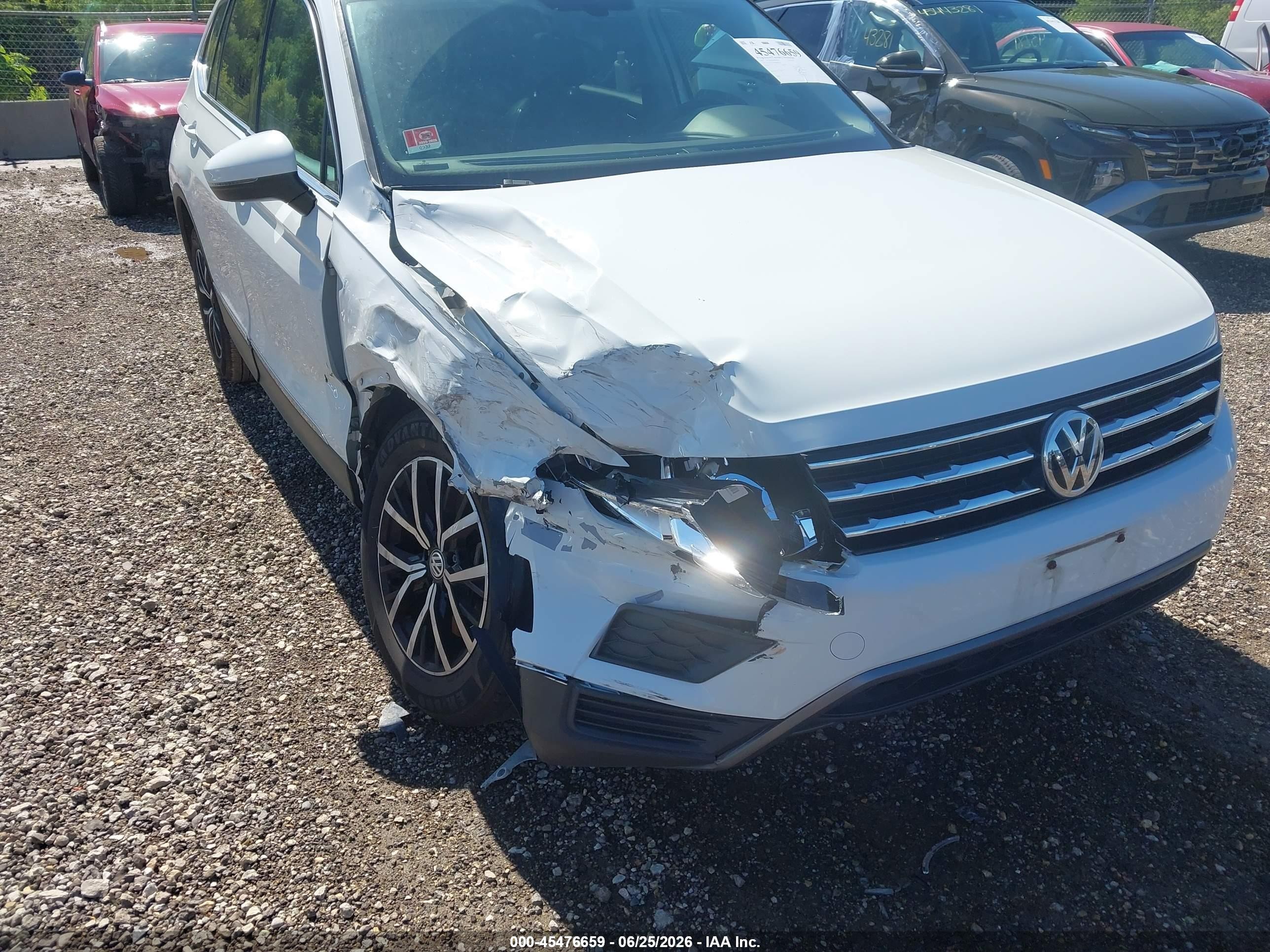 2021 Volkswagen Tiguan 2.0t Se/2.0t Se R-line Black/2.0t Sel White vin: 3VV3B7AX2MM080224