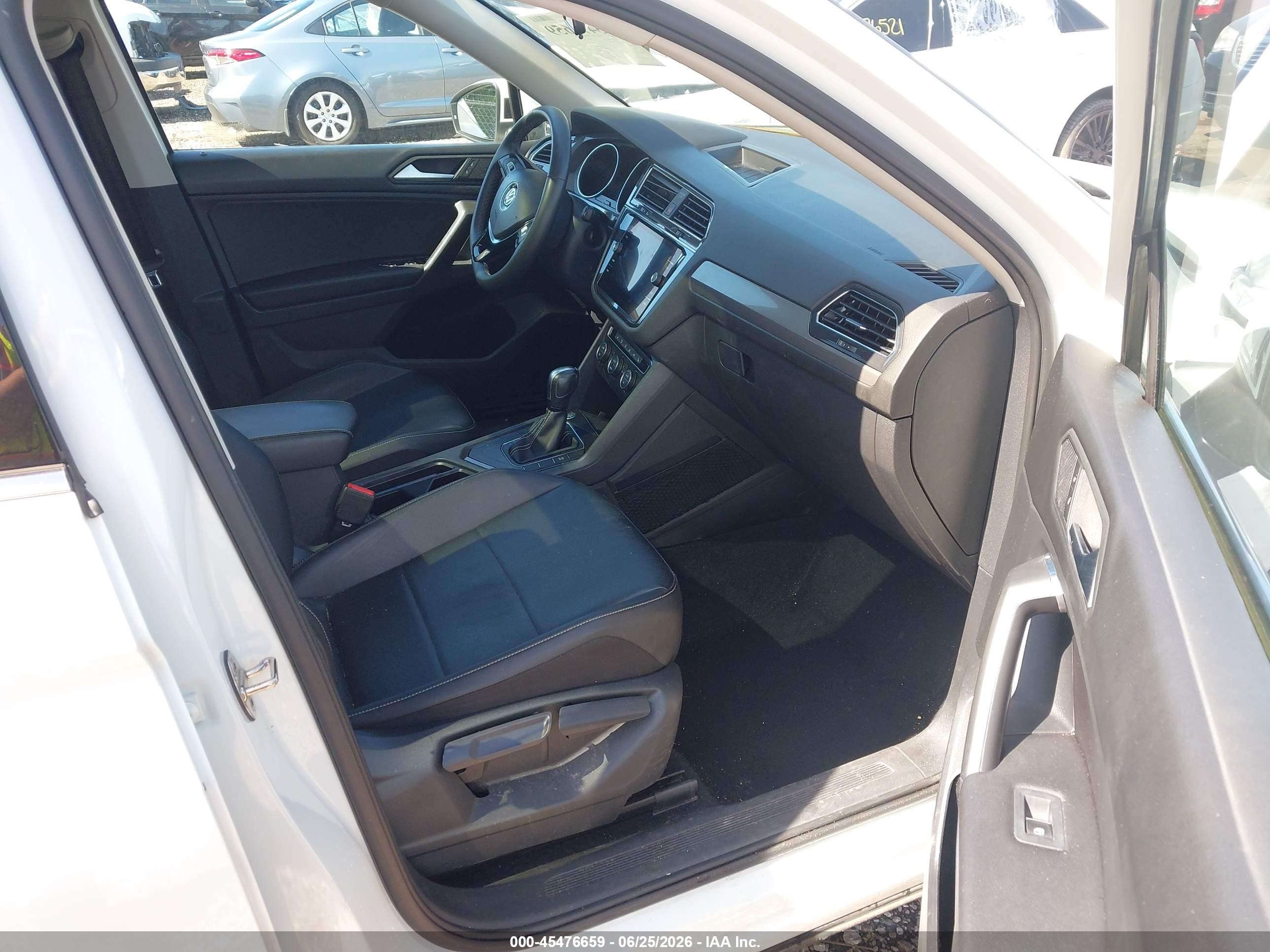 2021 Volkswagen Tiguan 2.0t Se/2.0t Se R-line Black/2.0t Sel White vin: 3VV3B7AX2MM080224