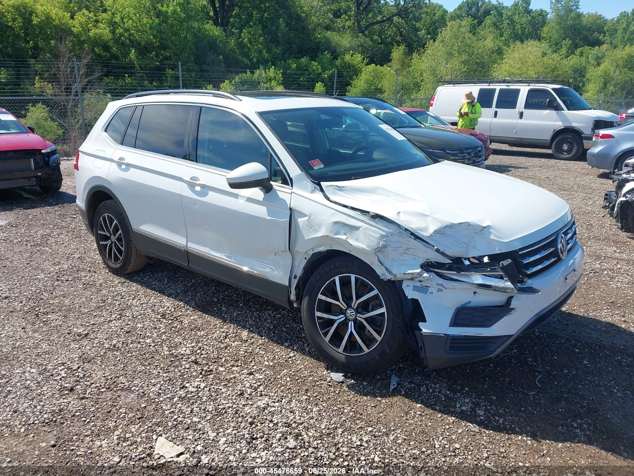 2021 Volkswagen Tiguan 2.0t Se/2.0t Se R-line Black/2.0t Sel White vin: 3VV3B7AX2MM080224