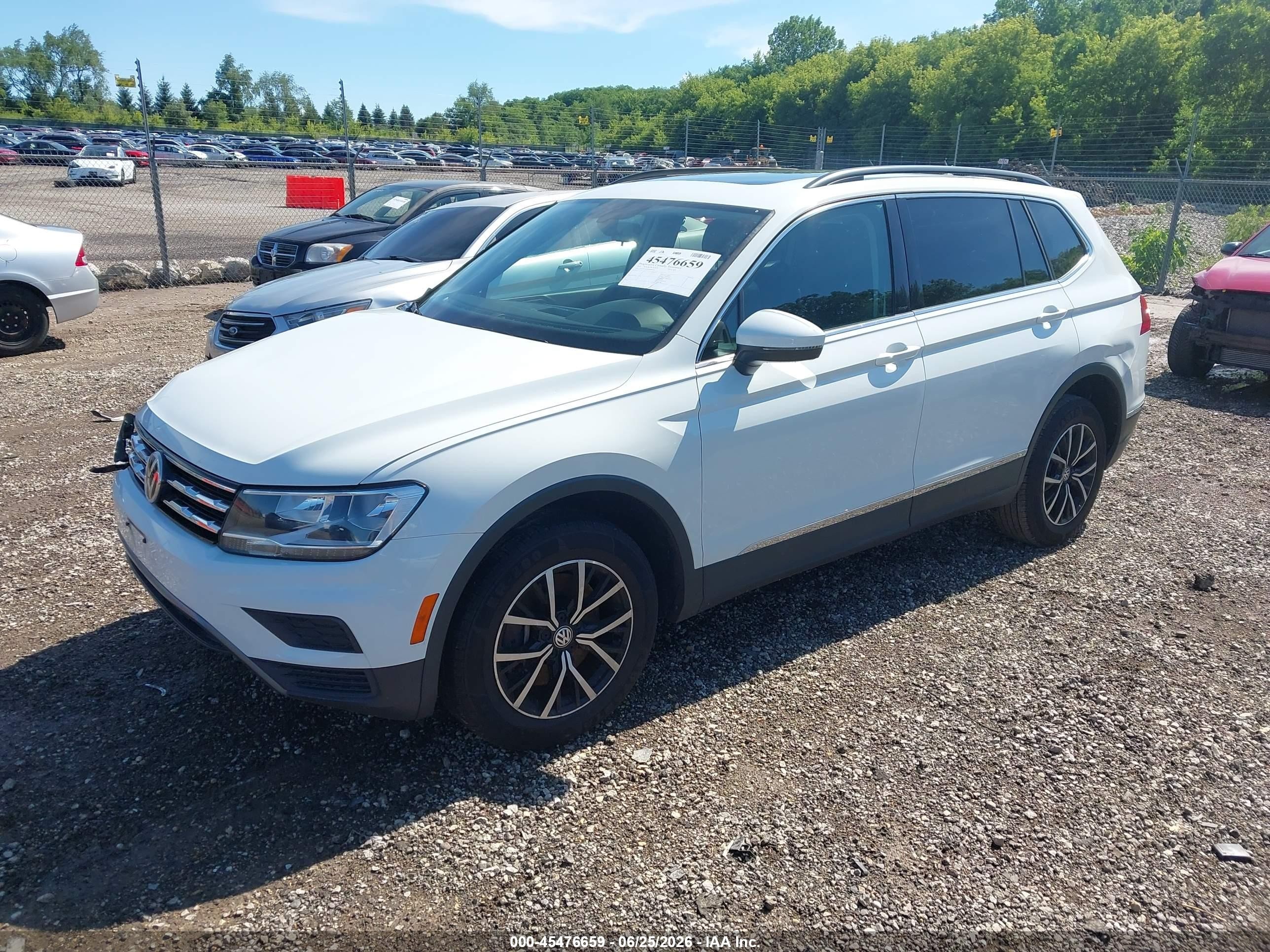 2021 Volkswagen Tiguan 2.0t Se/2.0t Se R-line Black/2.0t Sel White vin: 3VV3B7AX2MM080224