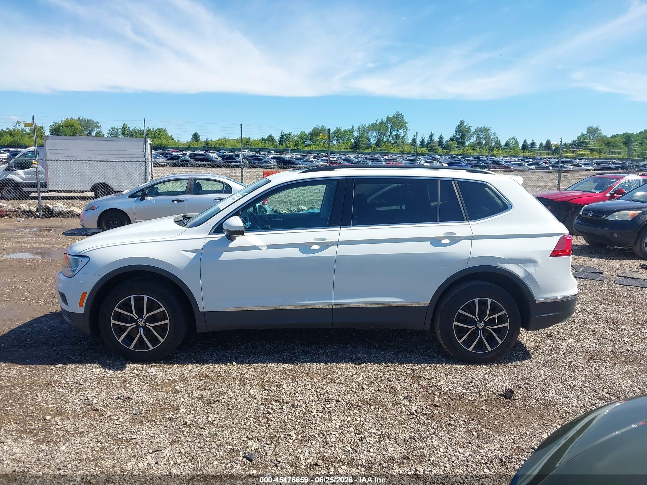 2021 Volkswagen Tiguan 2.0t Se/2.0t Se R-line Black/2.0t Sel White vin: 3VV3B7AX2MM080224