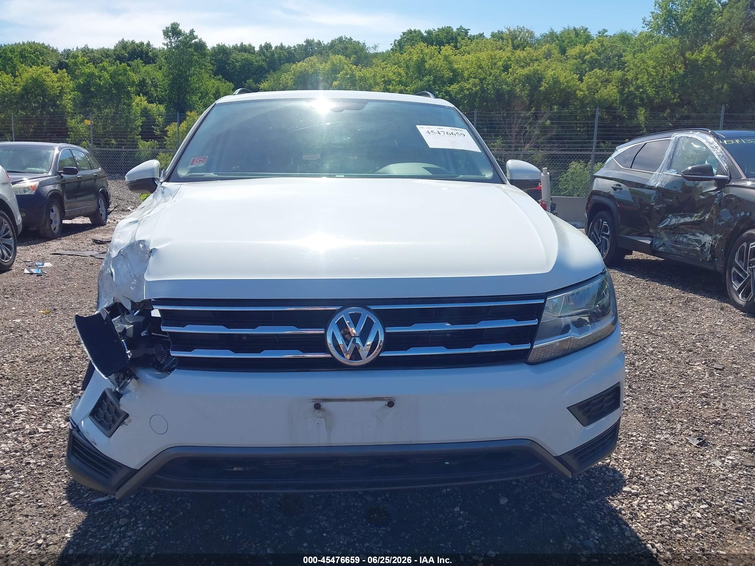 2021 Volkswagen Tiguan 2.0t Se/2.0t Se R-line Black/2.0t Sel White vin: 3VV3B7AX2MM080224