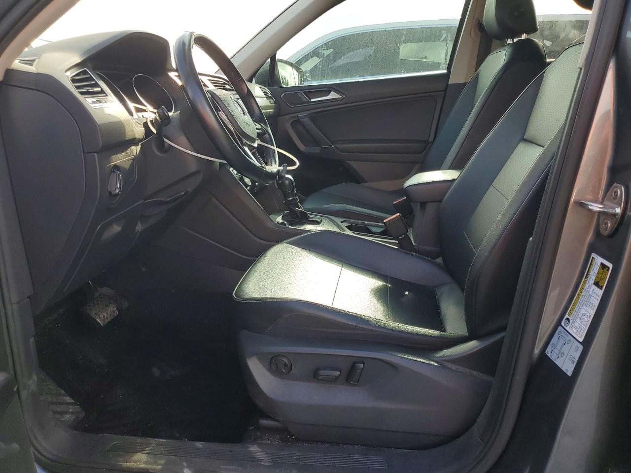 2018 Volkswagen Tiguan Se Gray vin: 3VV3B7AX3JM185477