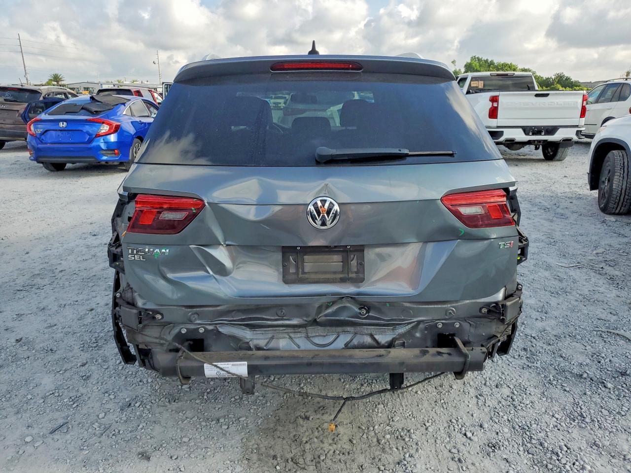 2018 Volkswagen Tiguan Se Gray vin: 3VV3B7AX3JM185477