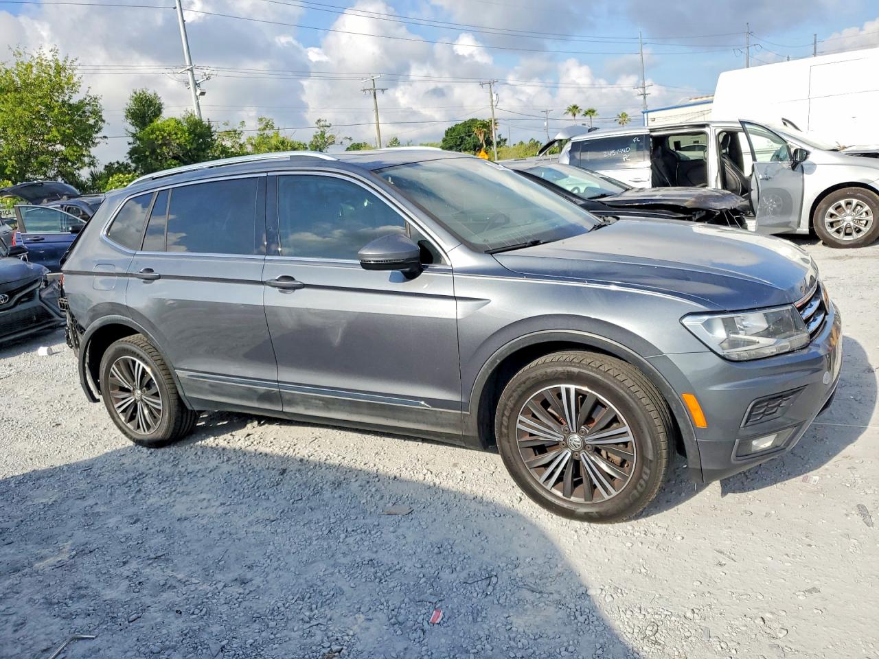 2018 Volkswagen Tiguan Se Gray vin: 3VV3B7AX3JM185477