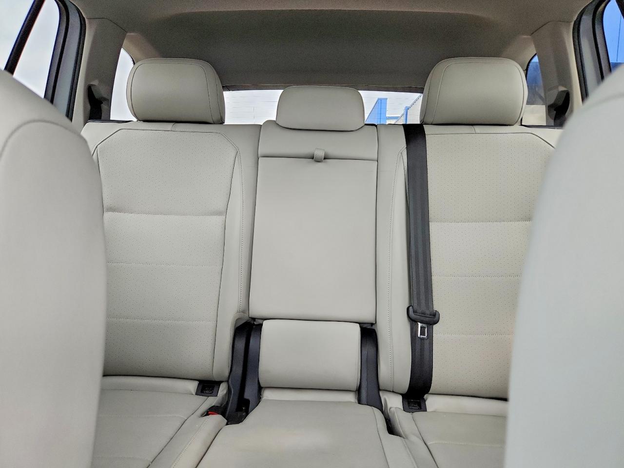2018 Volkswagen Tiguan Se White vin: 3VV3B7AX9JM018380