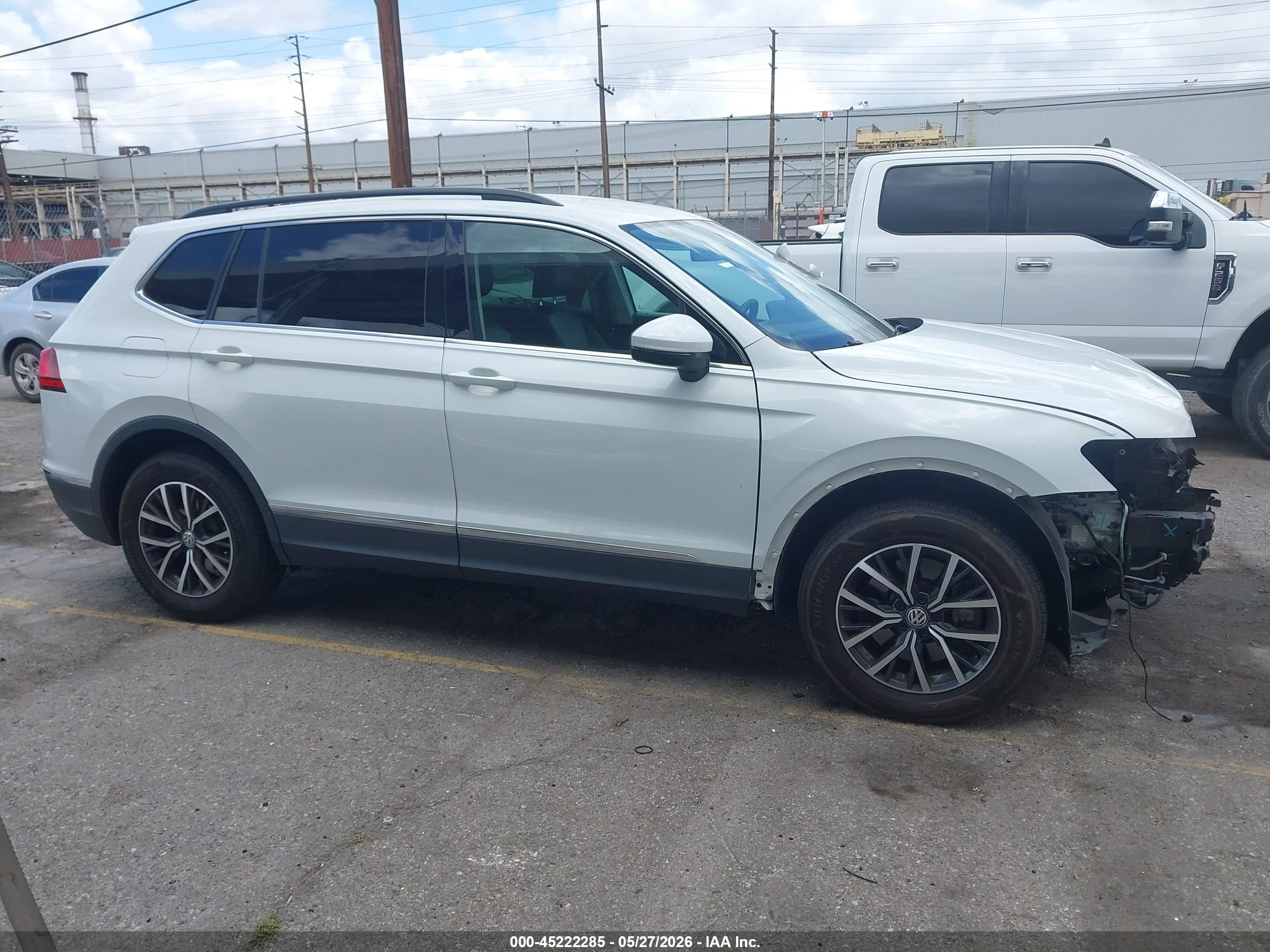2020 Volkswagen Tiguan 2.0t Se/2.0t Se R-line Black/2.0t Sel White vin: 3VV3B7AXXLM028838