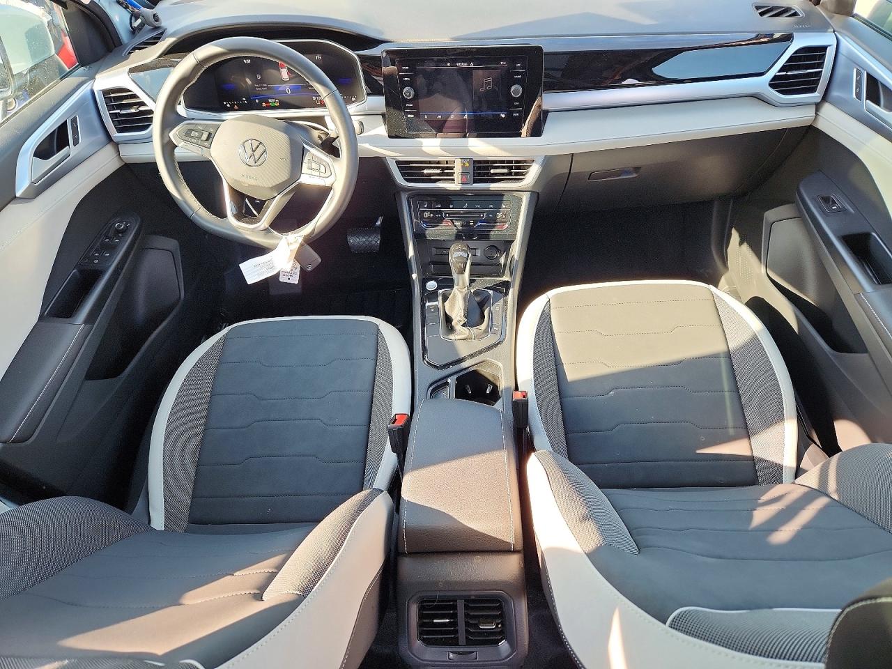 2025 Volkswagen Taos Se Серый vin: 3VVEC7B28SM089242