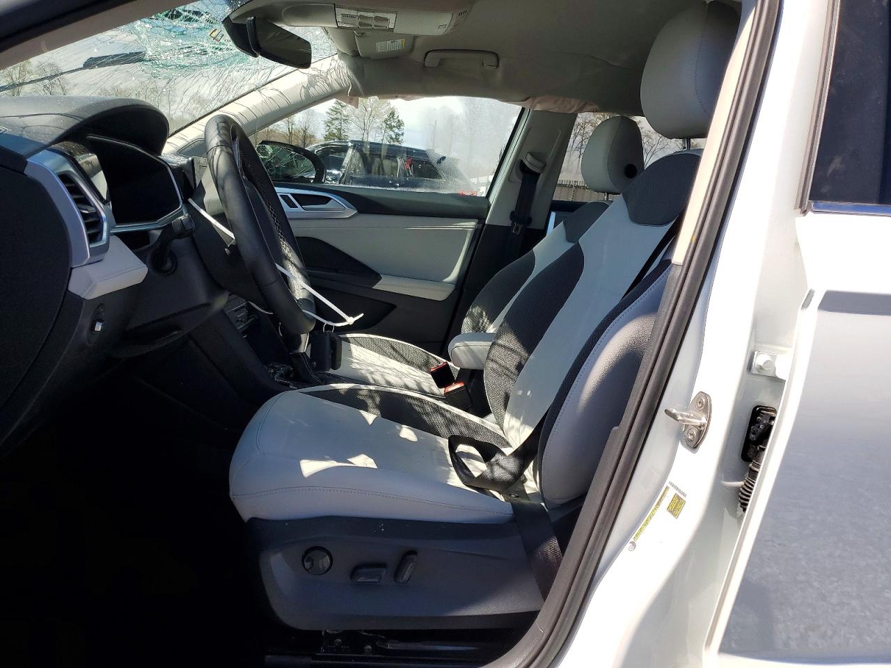 2025 Volkswagen Taos Se White vin: 3VVSC7B25SM090397