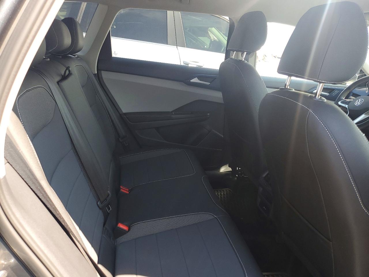 2024 Volkswagen Taos Se Gray vin: 3VVUX7B22RM041987