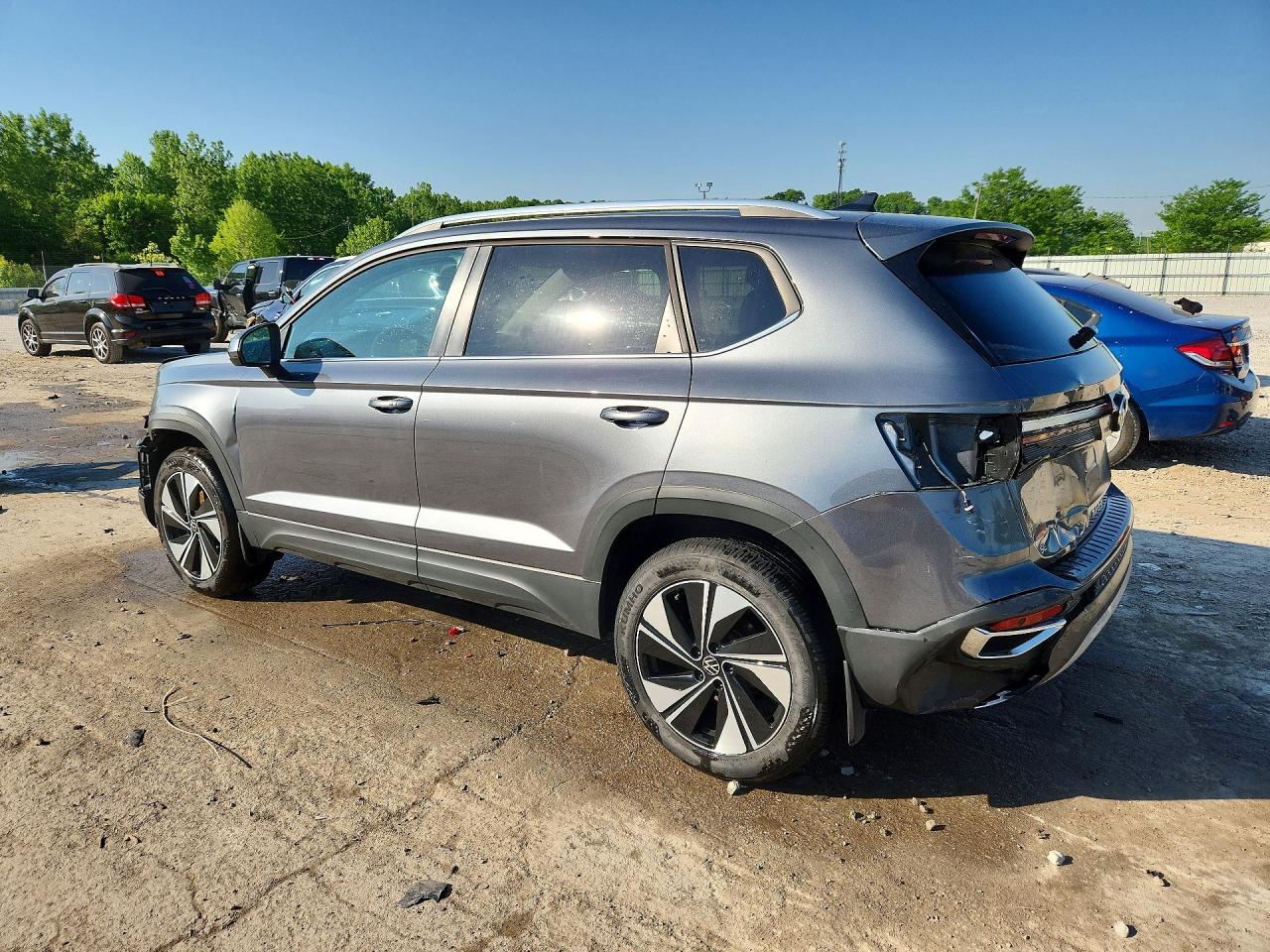 2025 Volkswagen Taos Se Gray vin: 3VVVC7B23SM016618
