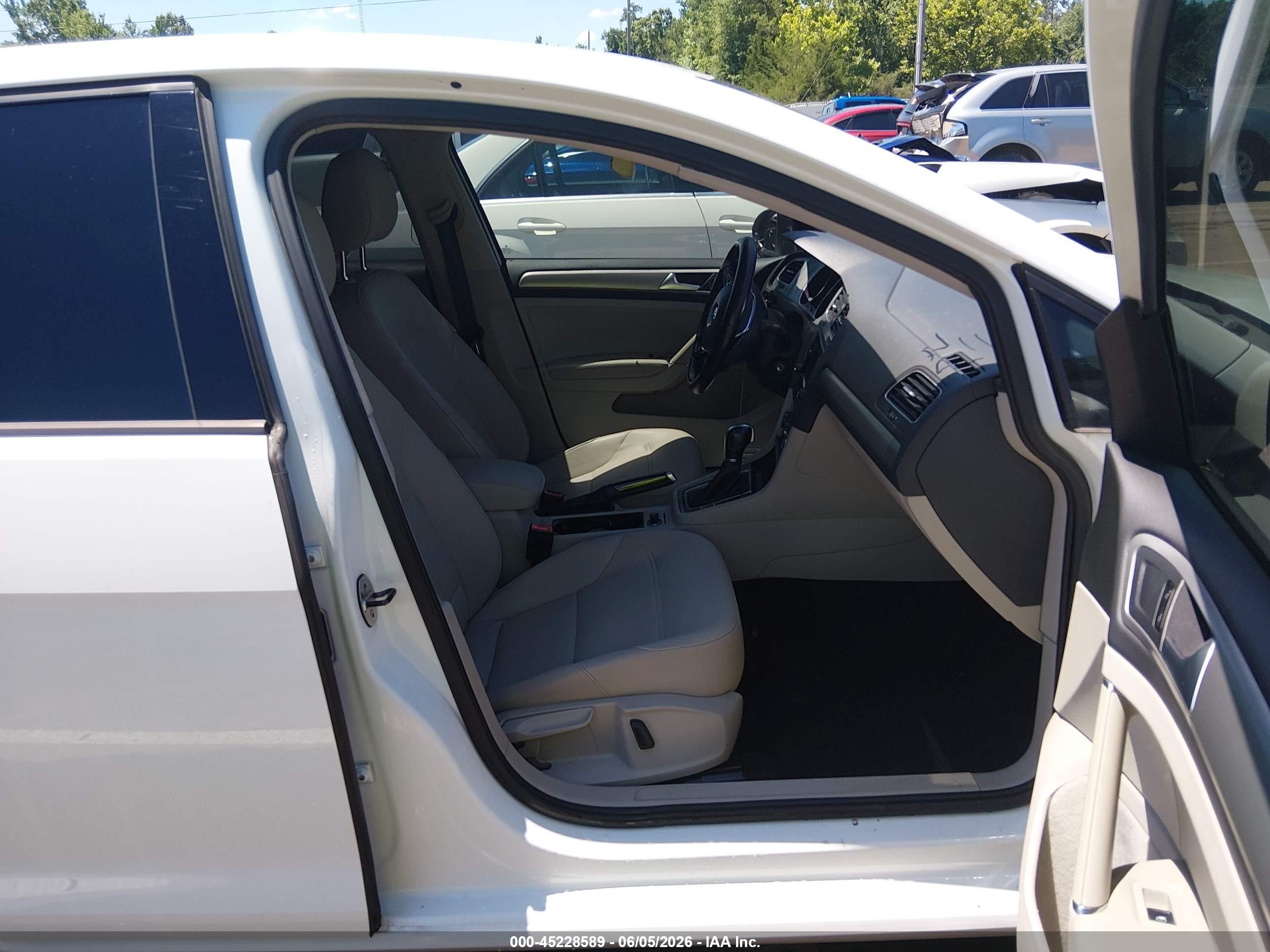 2015 Volkswagen Golf Tsi S 4-door White vin: 3VW217AU4FM013076