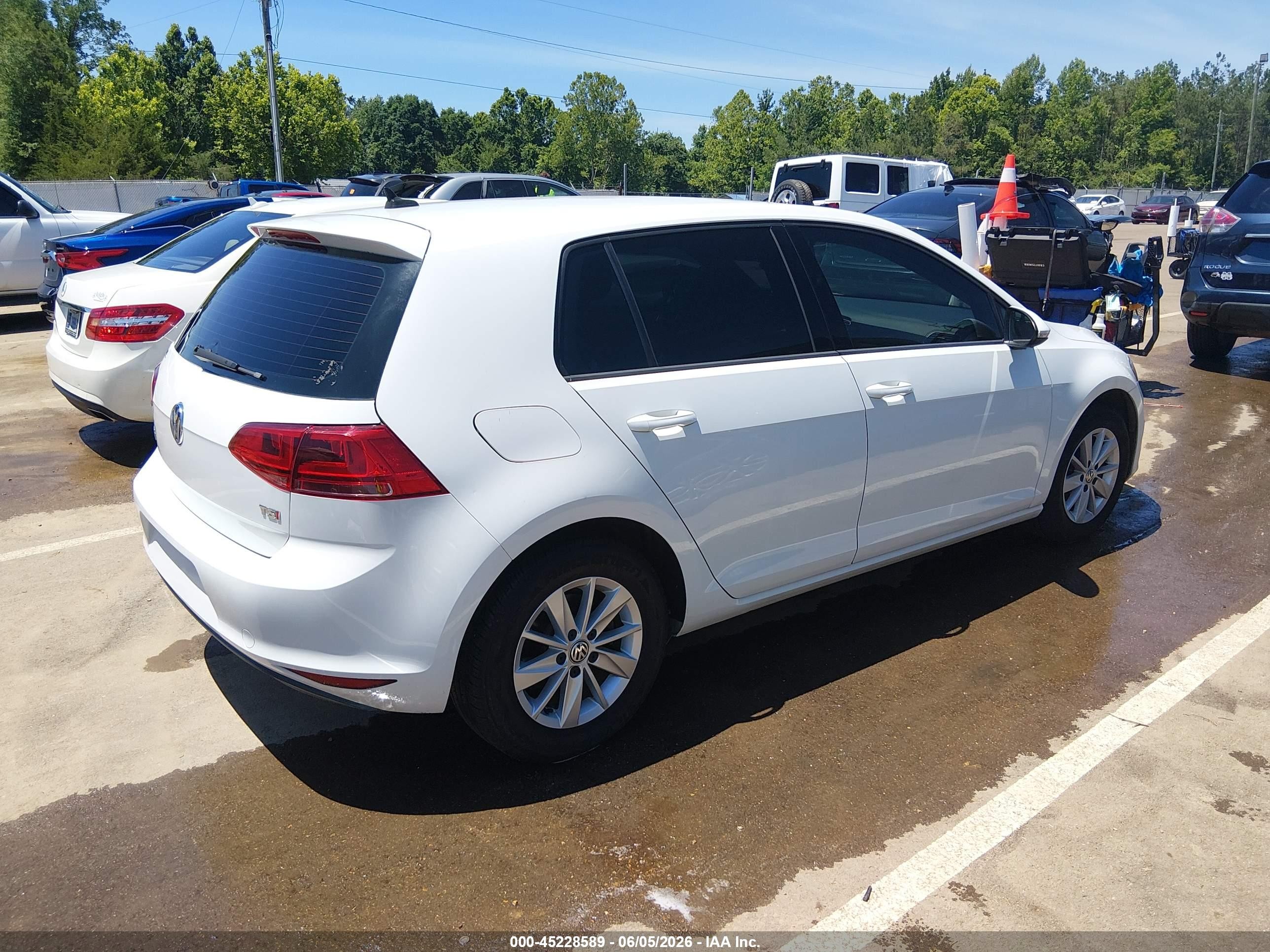 2015 Volkswagen Golf Tsi S 4-door White vin: 3VW217AU4FM013076