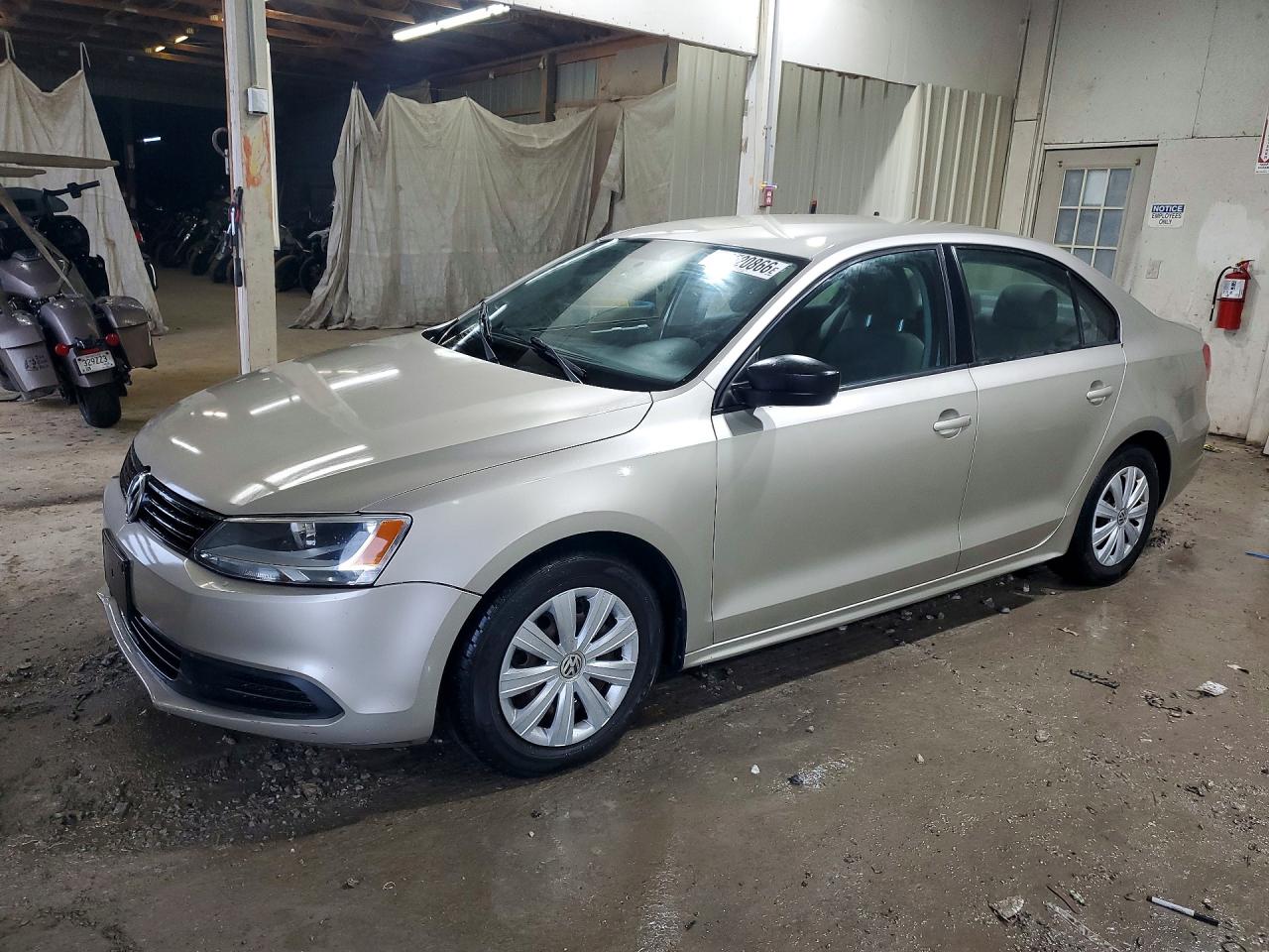 2013 Volkswagen Jetta Base Beige vin: 3VW2K7AJ0DM228602