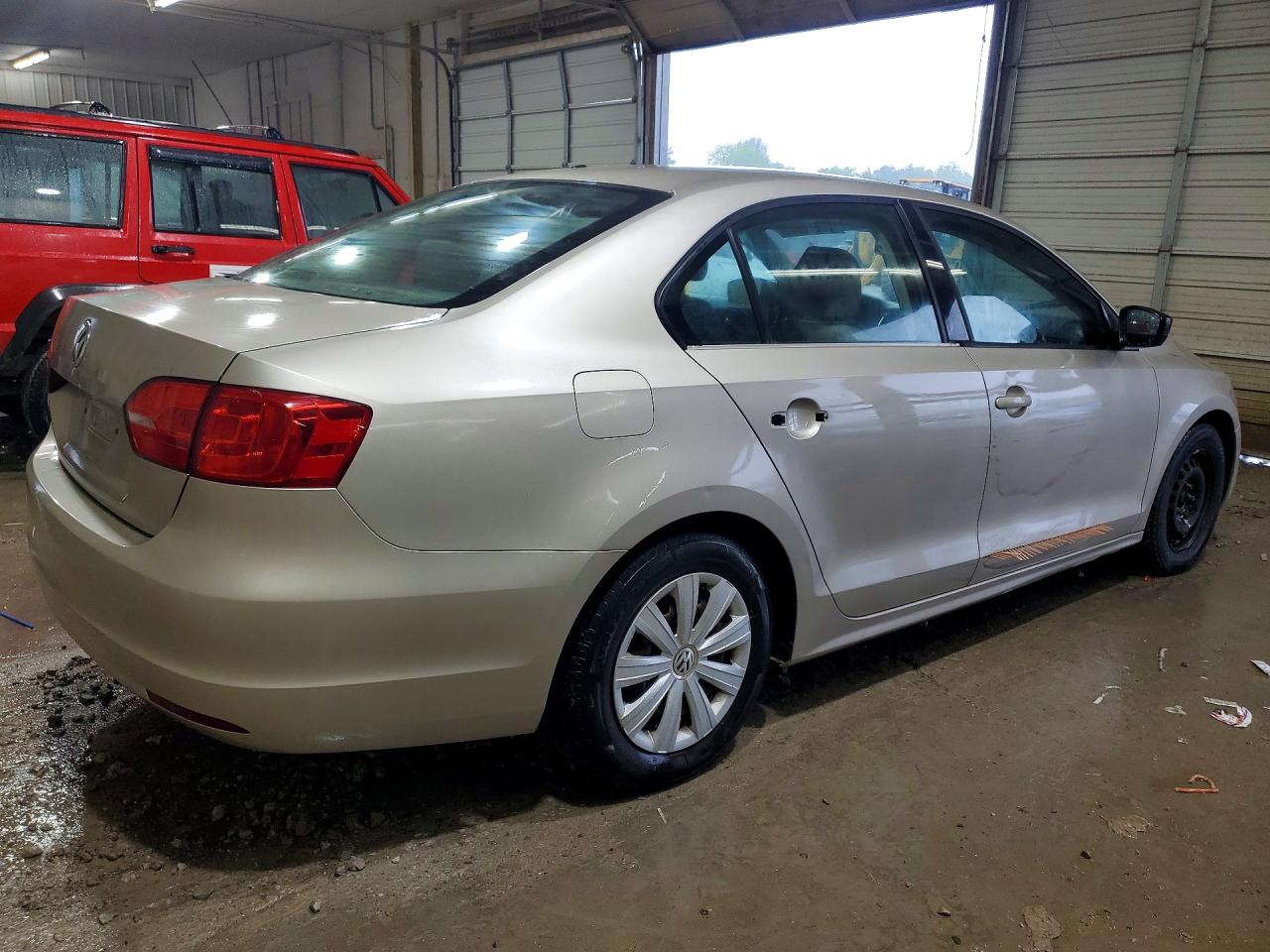 2013 Volkswagen Jetta Base Beige vin: 3VW2K7AJ0DM228602
