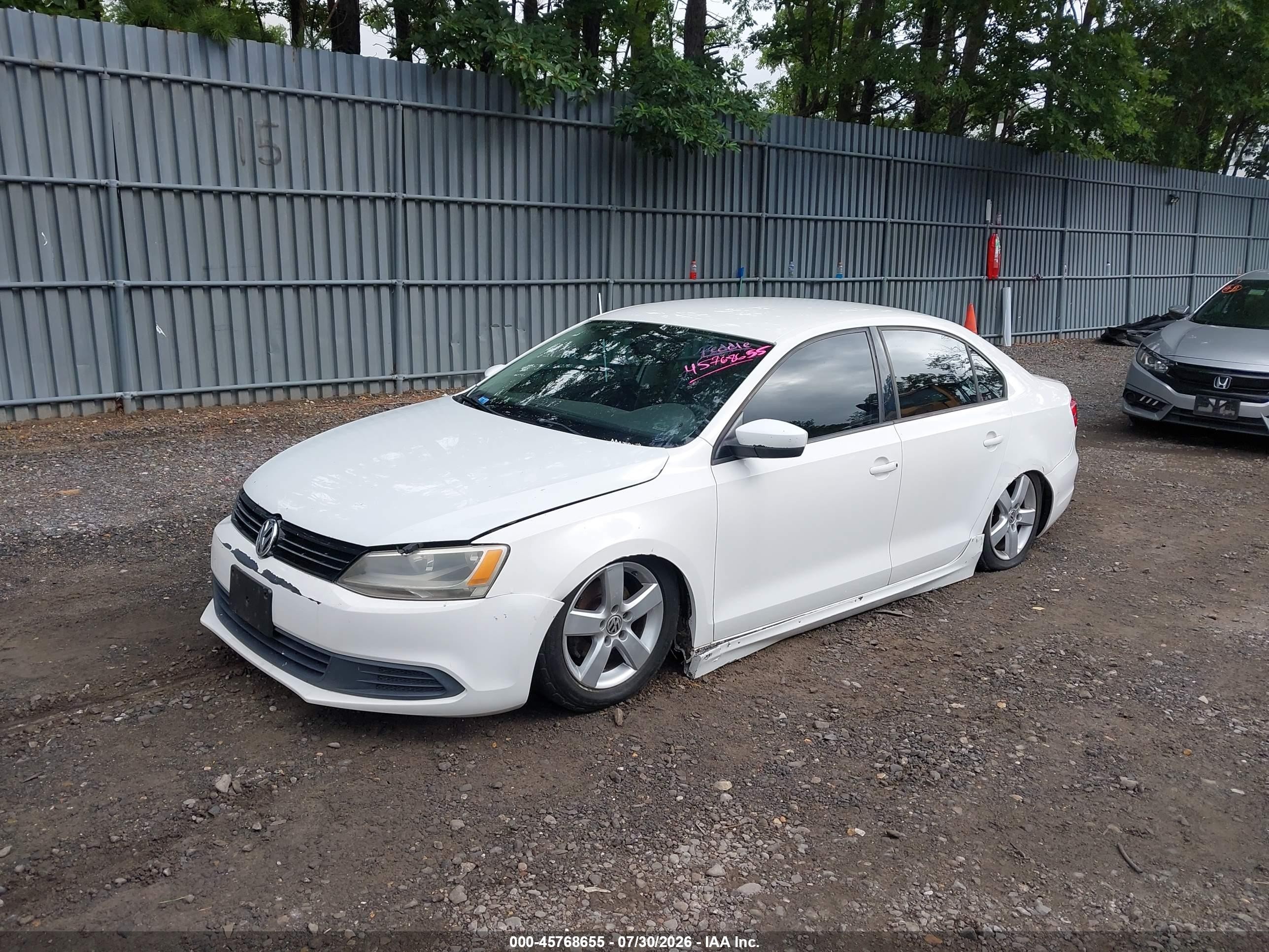 2013 Volkswagen Jetta 2.0l S Белый vin: 3VW2K7AJ0DM372893