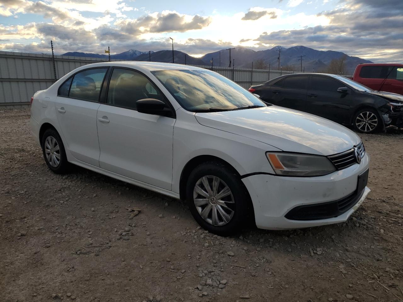 2014 Volkswagen Jetta Base White vin: 3VW2K7AJ0EM429658
