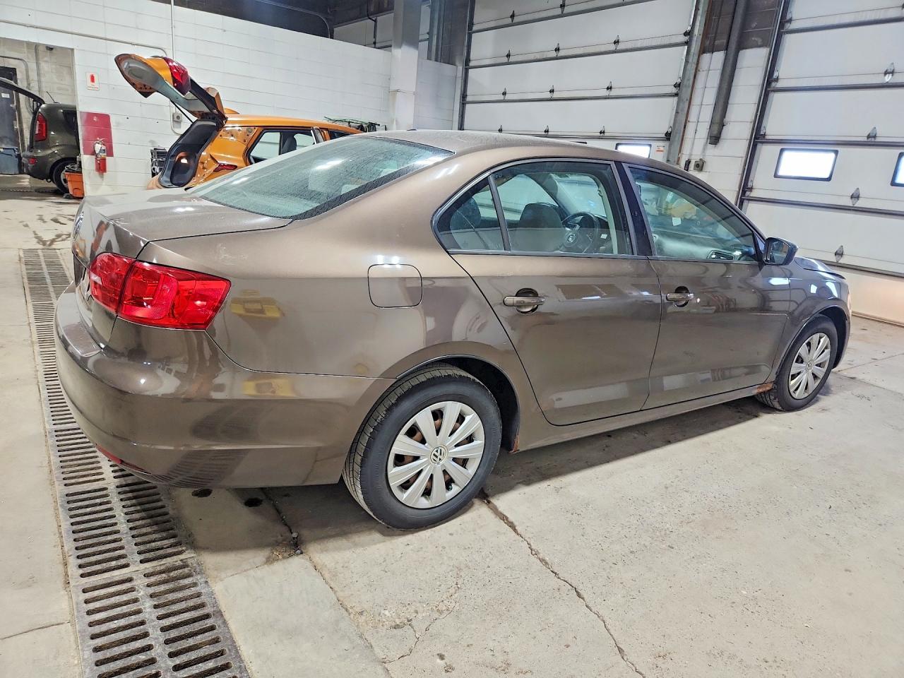 2011 Volkswagen Jetta Base Коричневый vin: 3VW2K7AJ1BM068792
