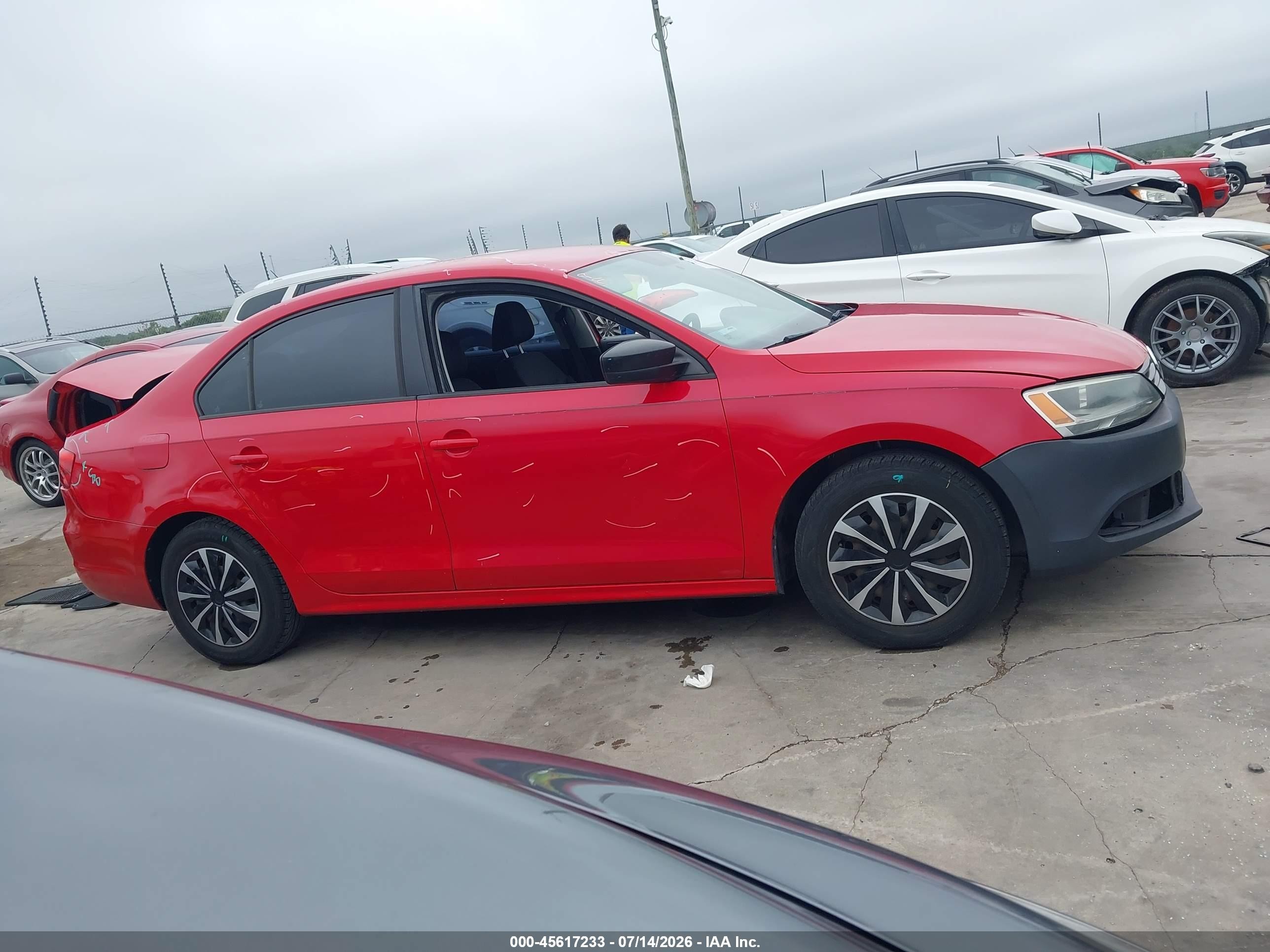 2014 Volkswagen Jetta 2.0l S Red vin: 3VW2K7AJ1EM362472