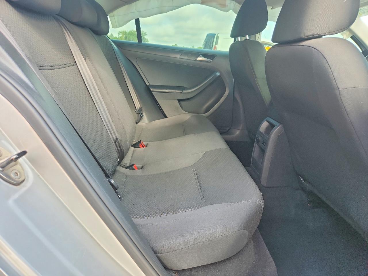 2014 Volkswagen Jetta Base Серебряный vin: 3VW2K7AJ1EM413307