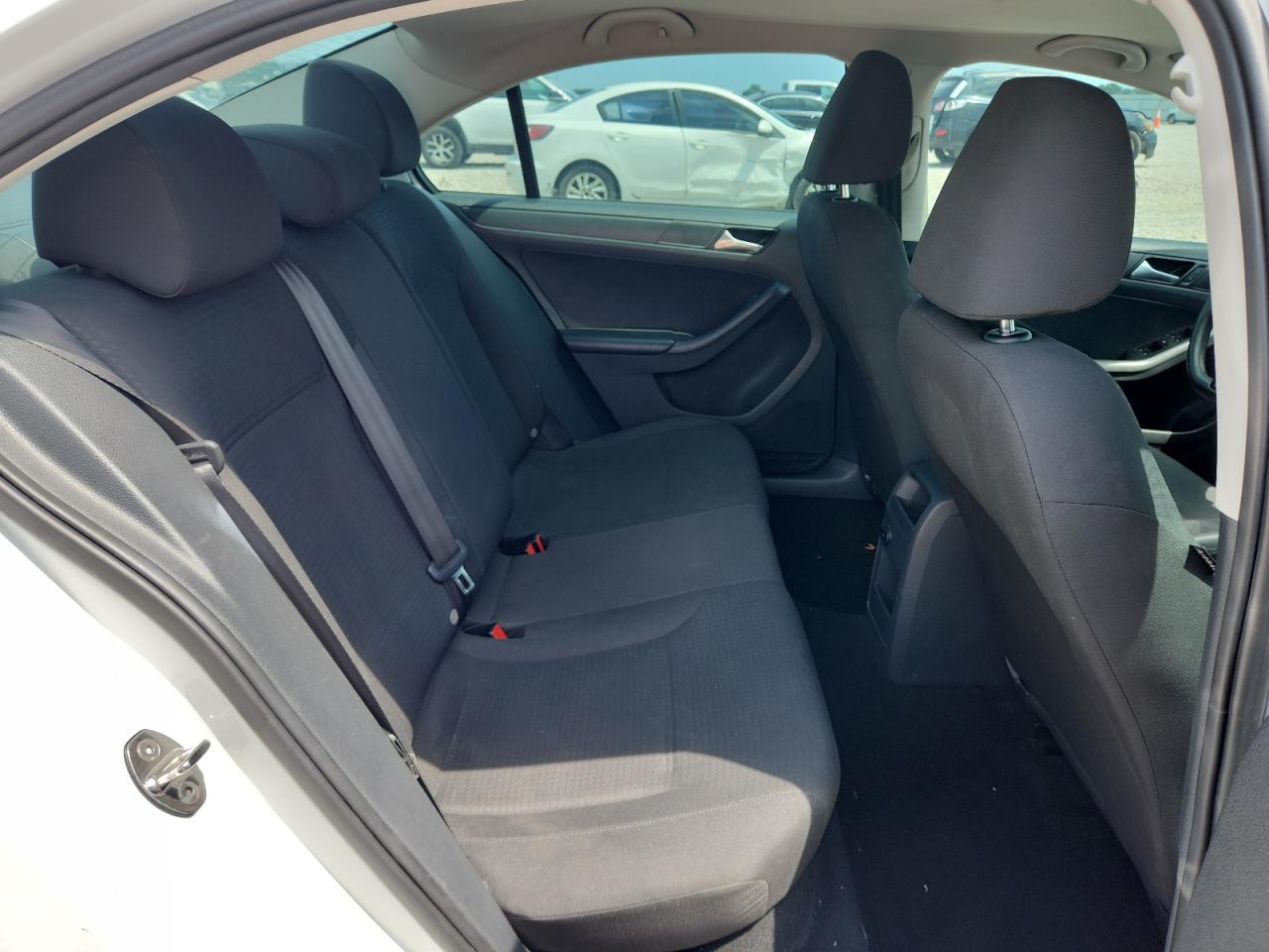 2015 Volkswagen Jetta Base White vin: 3VW2K7AJ2FM402513