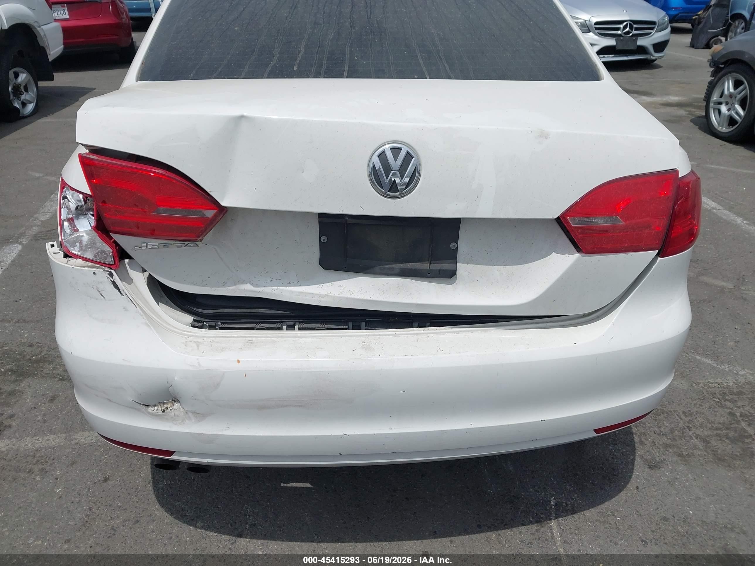 2011 Volkswagen Jetta 2.0l S White vin: 3VW2K7AJ3BM357740