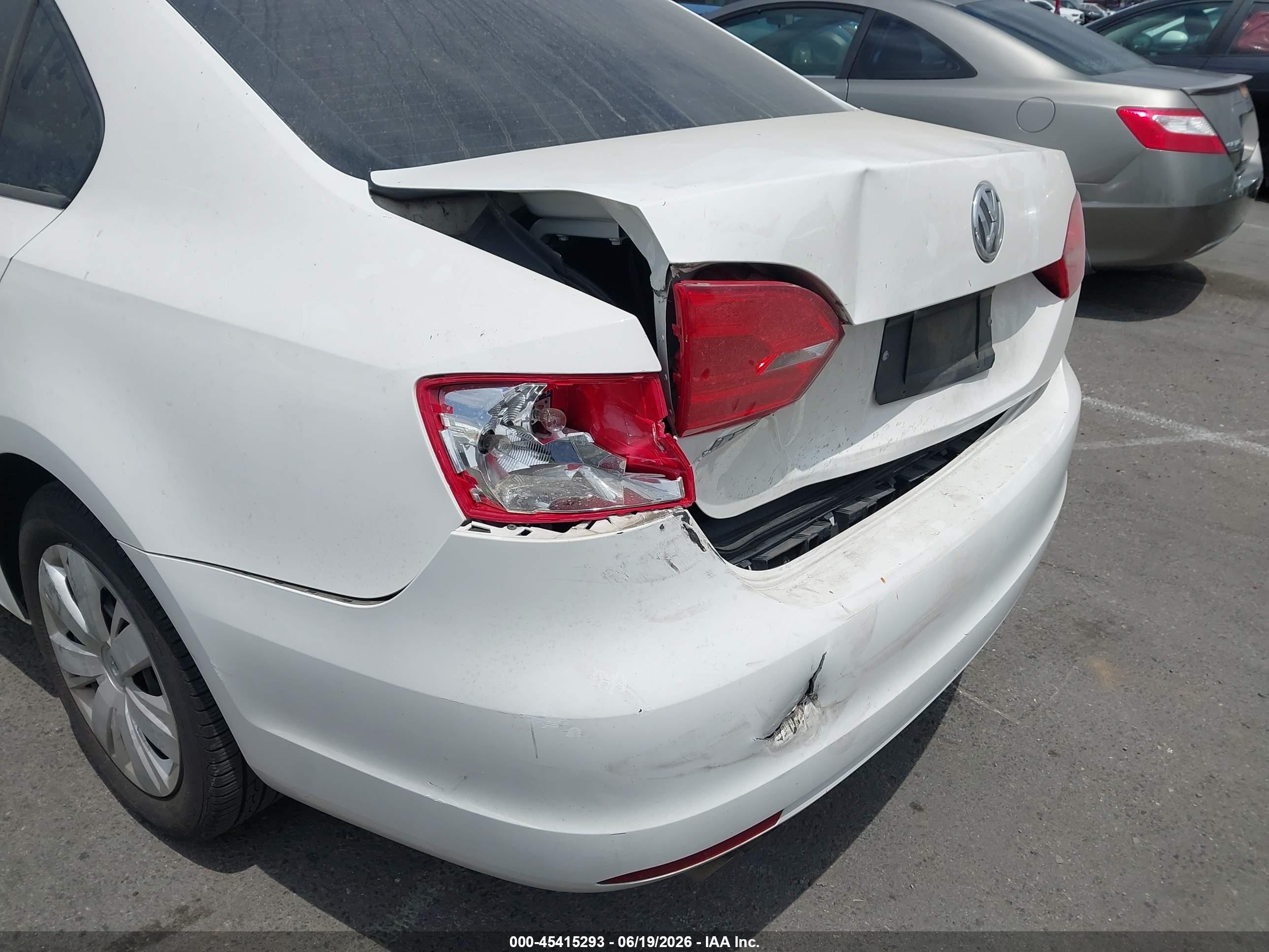 2011 Volkswagen Jetta 2.0l S White vin: 3VW2K7AJ3BM357740