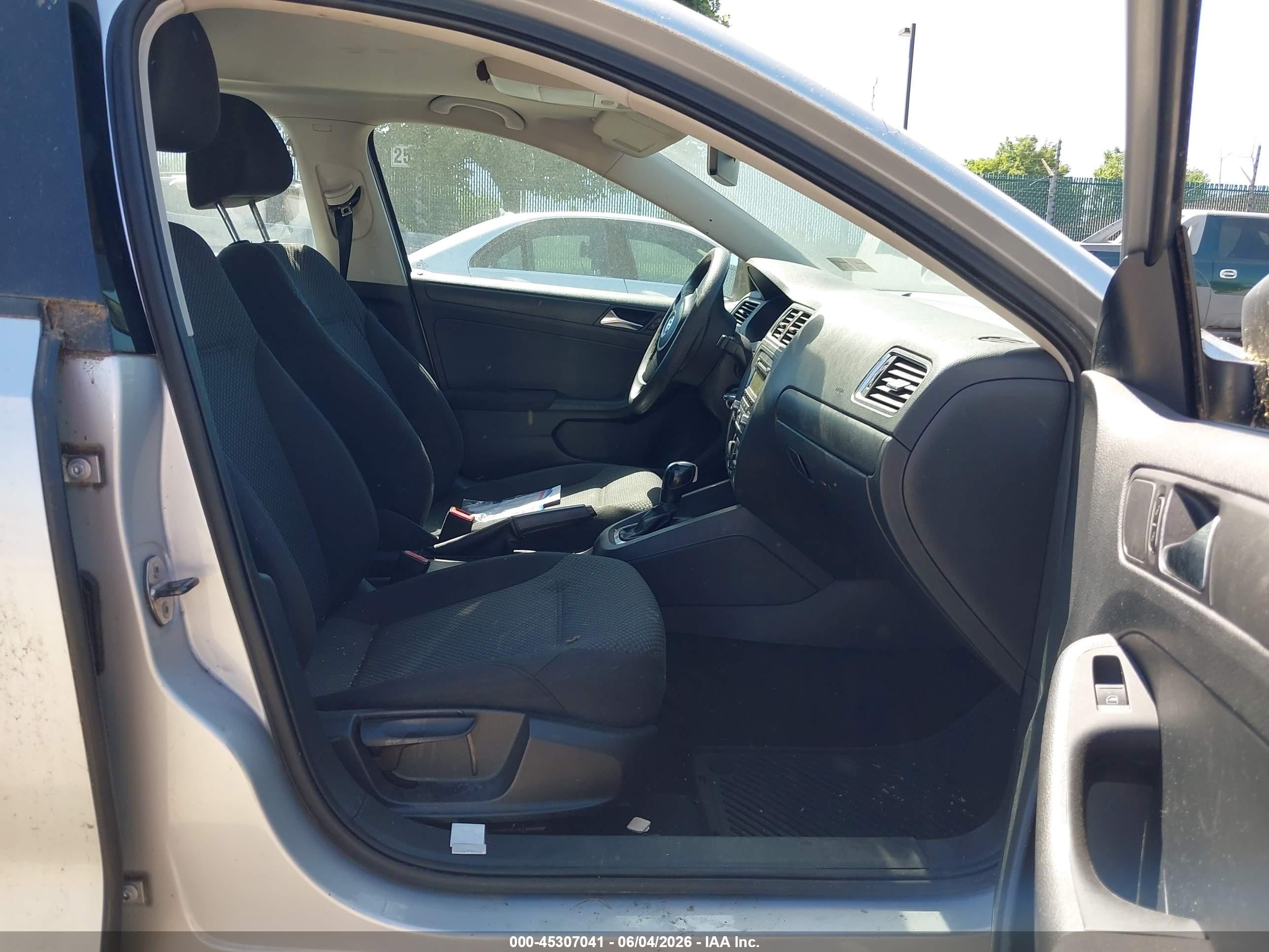 2011 Volkswagen Jetta 2.0l S Silver vin: 3VW2K7AJ3BM361593