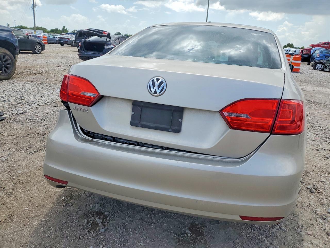2013 Volkswagen Jetta Base Желто-коричневый vin: 3VW2K7AJ3DM253087
