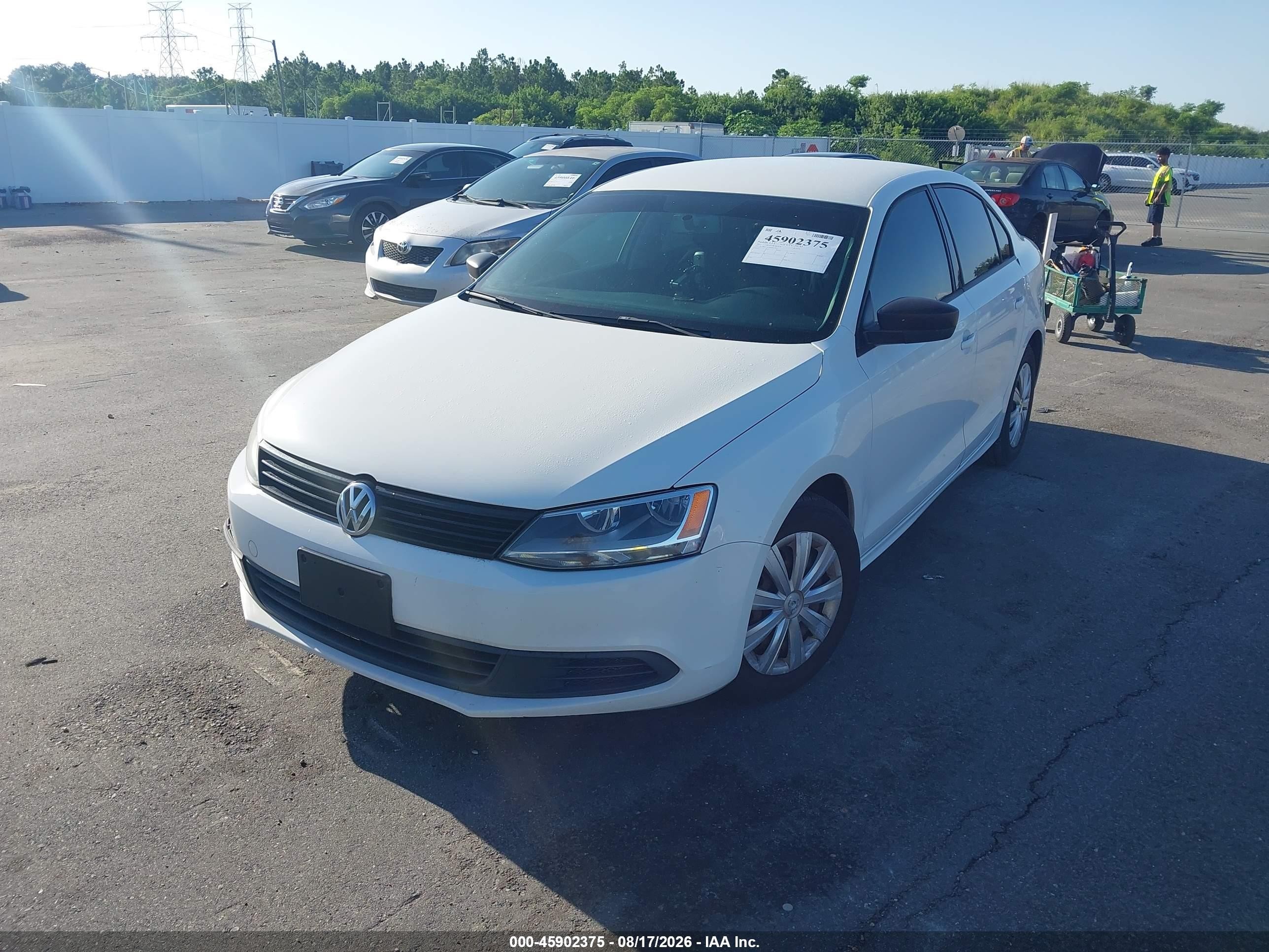 2013 Volkswagen Jetta 2.0l Base/2.0l S White vin: 3VW2K7AJ3DM311005
