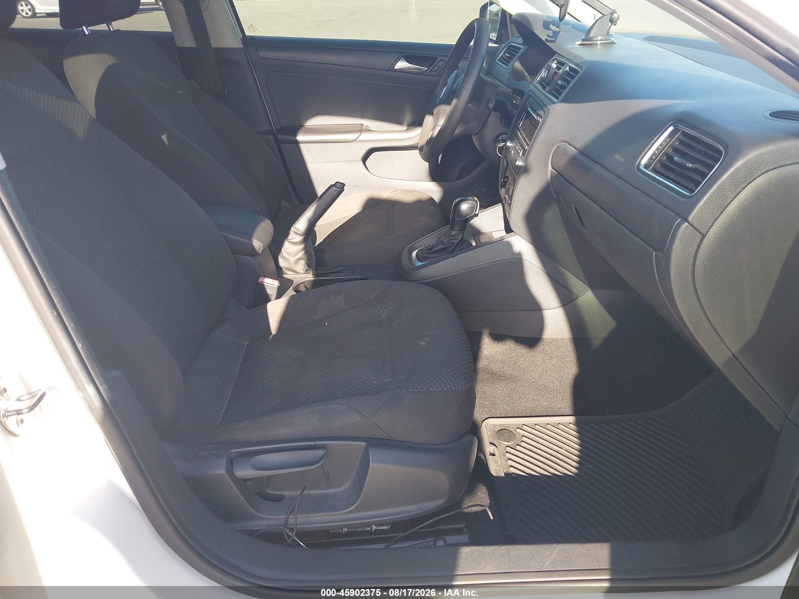 2013 Volkswagen Jetta 2.0l Base/2.0l S White vin: 3VW2K7AJ3DM311005