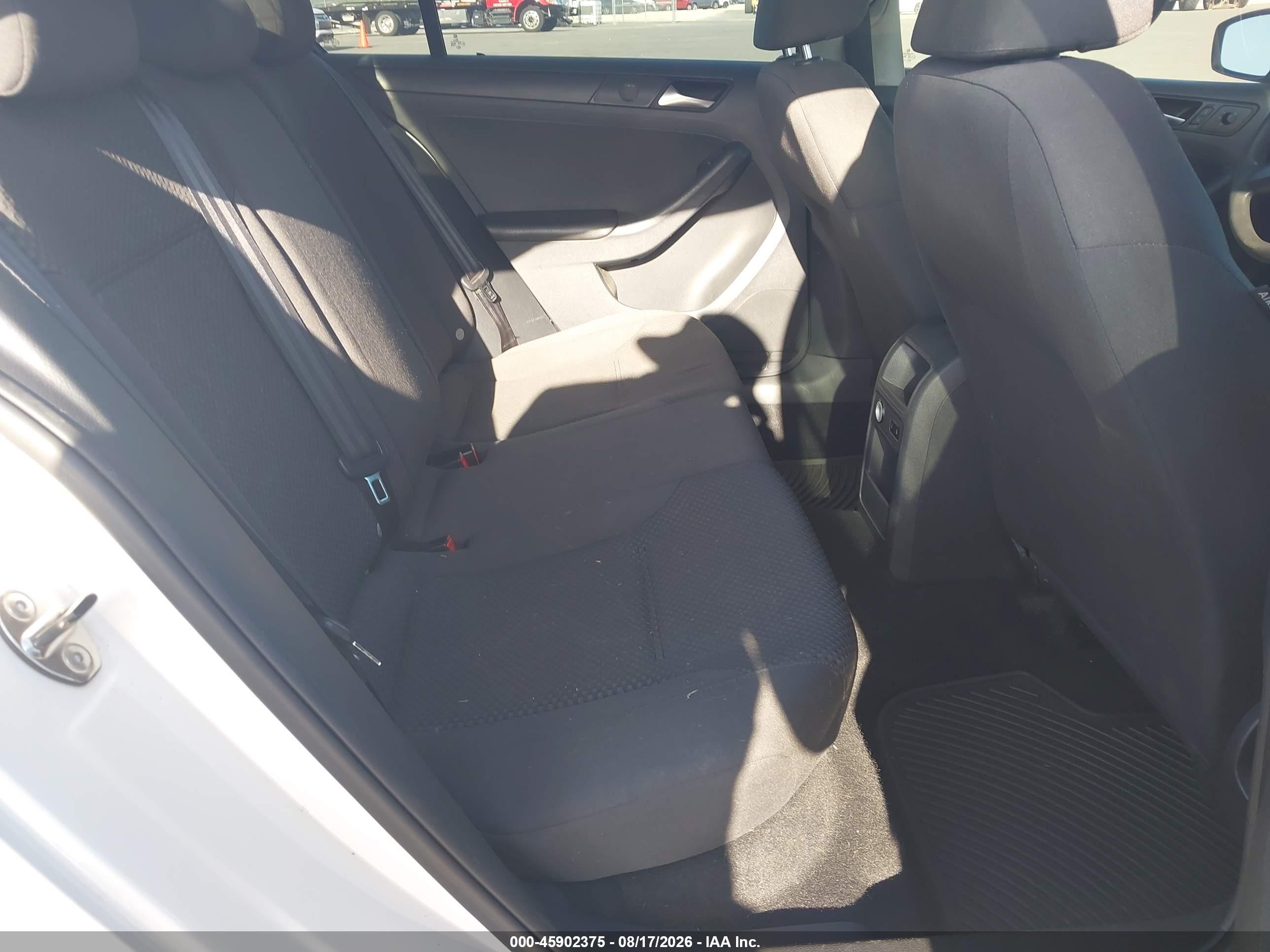 2013 Volkswagen Jetta 2.0l Base/2.0l S White vin: 3VW2K7AJ3DM311005