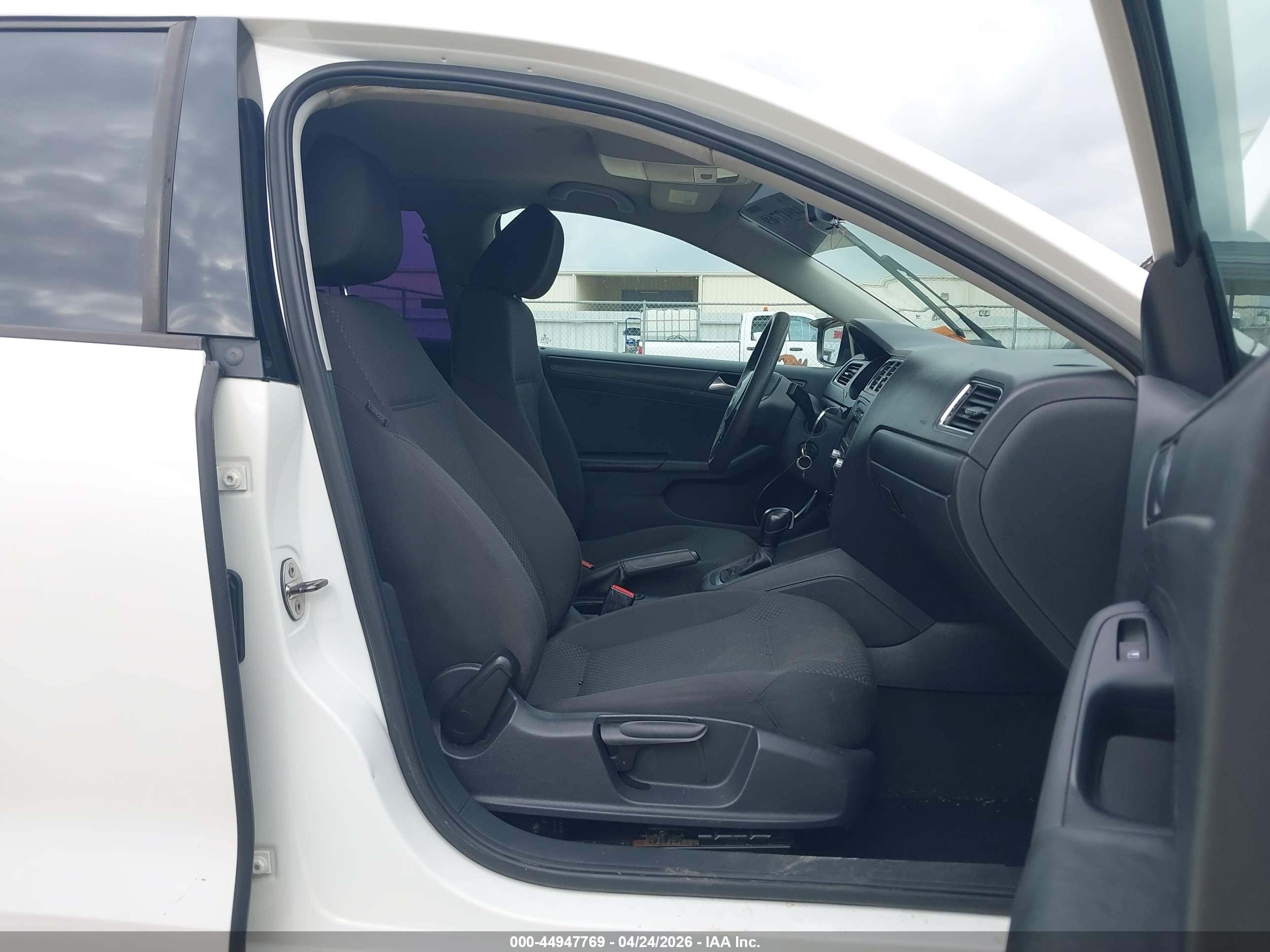 2013 Volkswagen Jetta 2.0l S White vin: 3VW2K7AJ3DM371303
