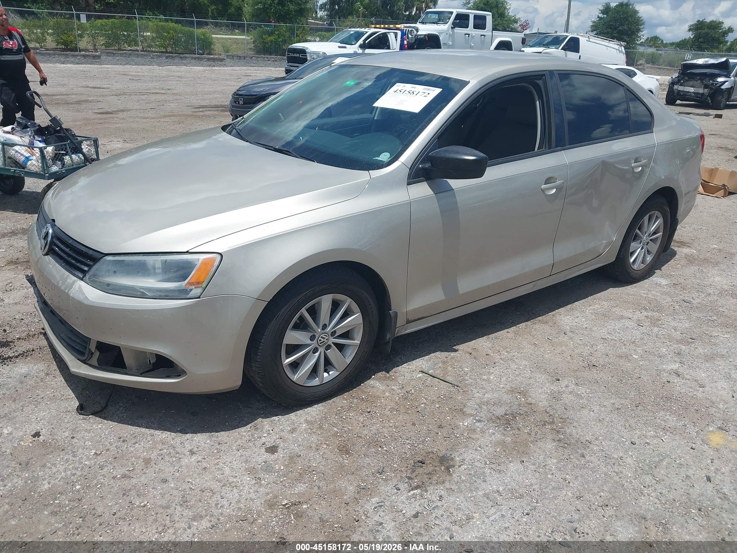 2013 Volkswagen Jetta 2.0l S Beige vin: 3VW2K7AJ4DM219255