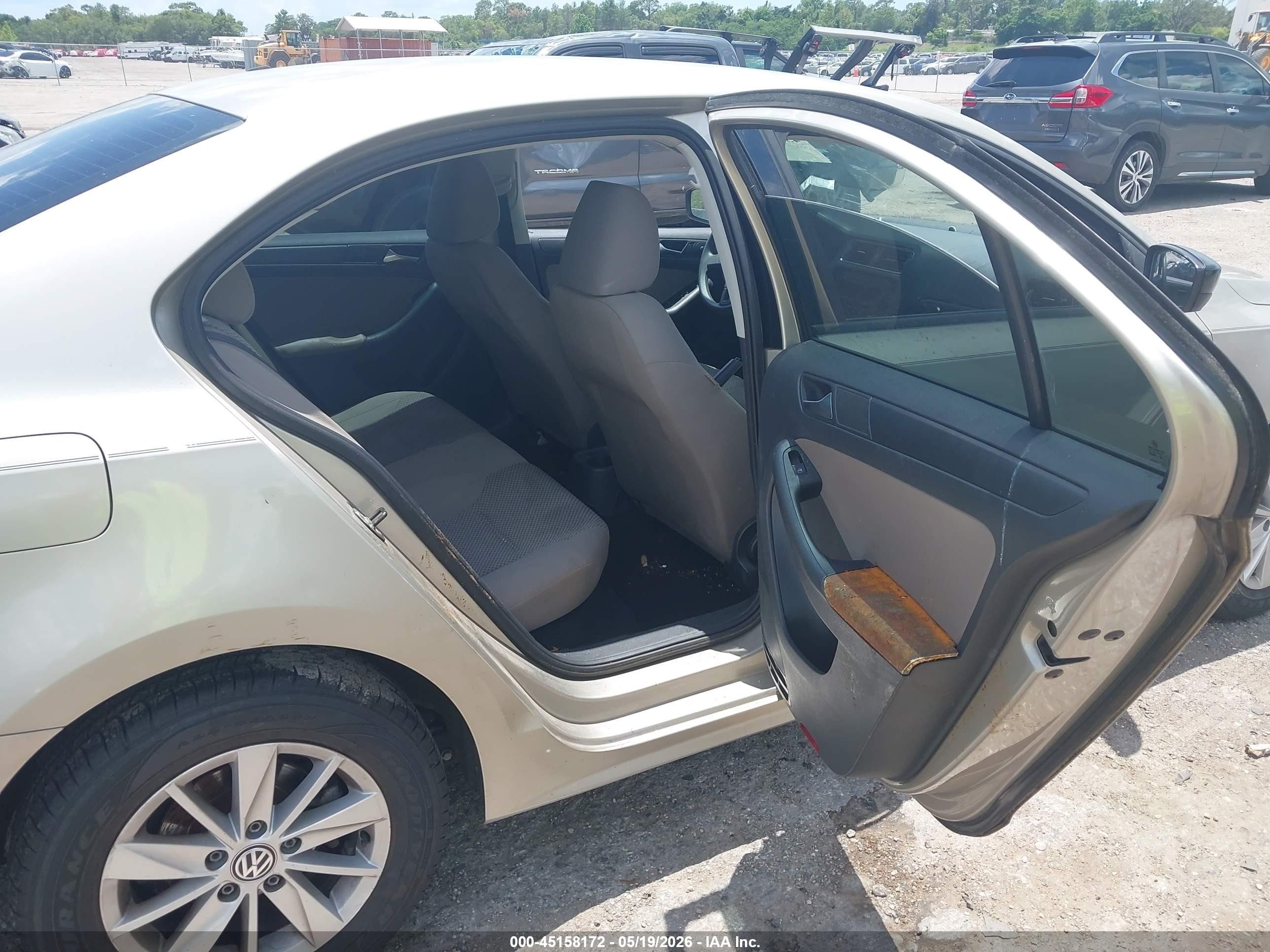 2013 Volkswagen Jetta 2.0l S Beige vin: 3VW2K7AJ4DM219255