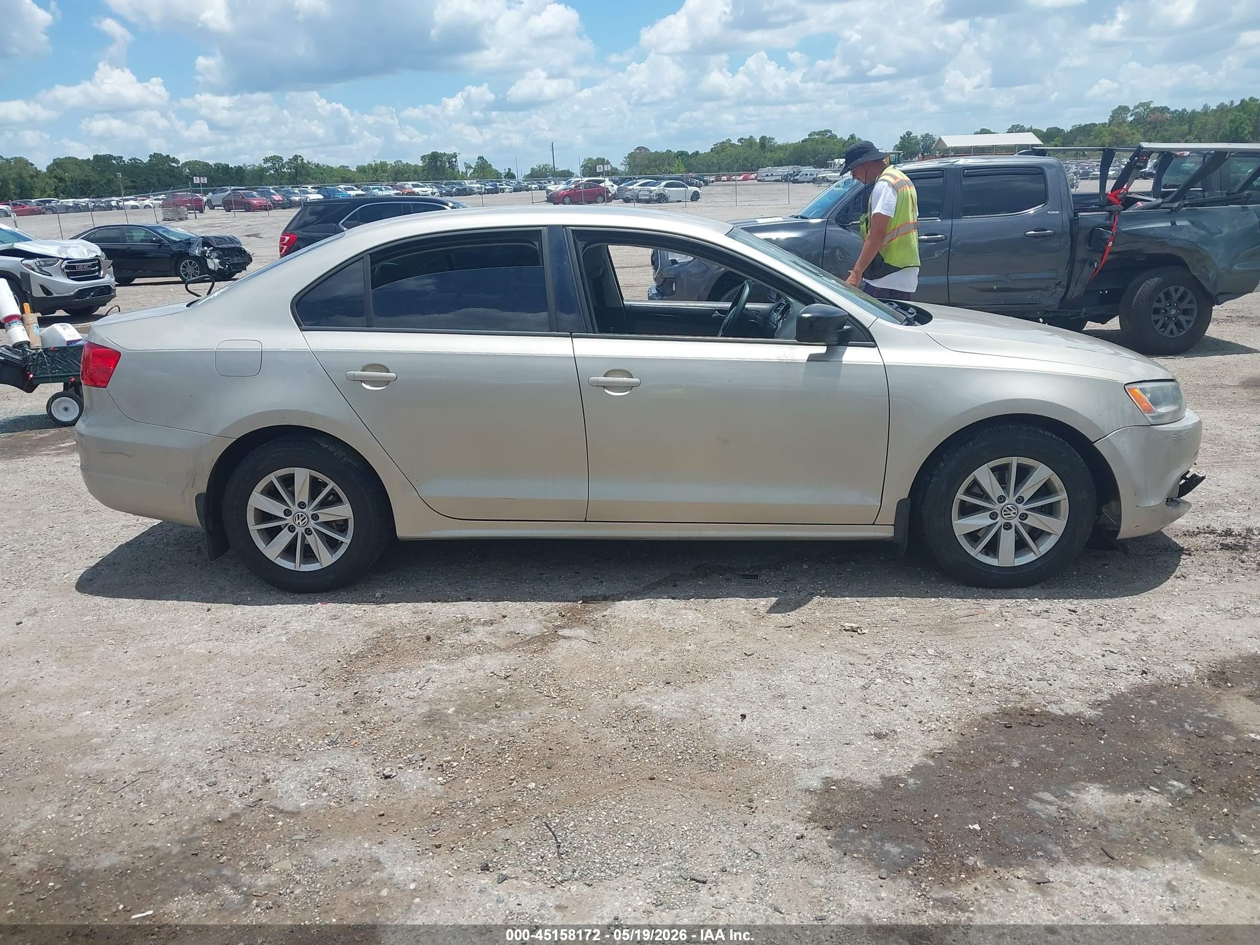 2013 Volkswagen Jetta 2.0l S Beige vin: 3VW2K7AJ4DM219255