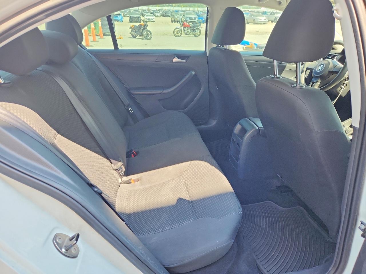 2014 Volkswagen Jetta Base White vin: 3VW2K7AJ4EM432756