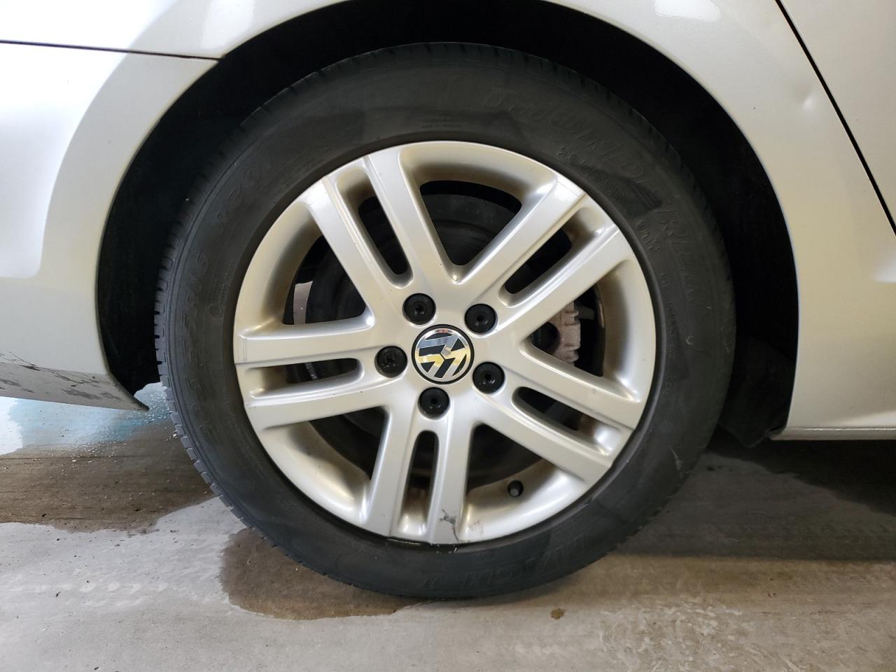 2015 Volkswagen Jetta Base Silver vin: 3VW2K7AJ4FM248967 Damage: Right Rear Wheel, Curb Rash, 2 To 3 Inches