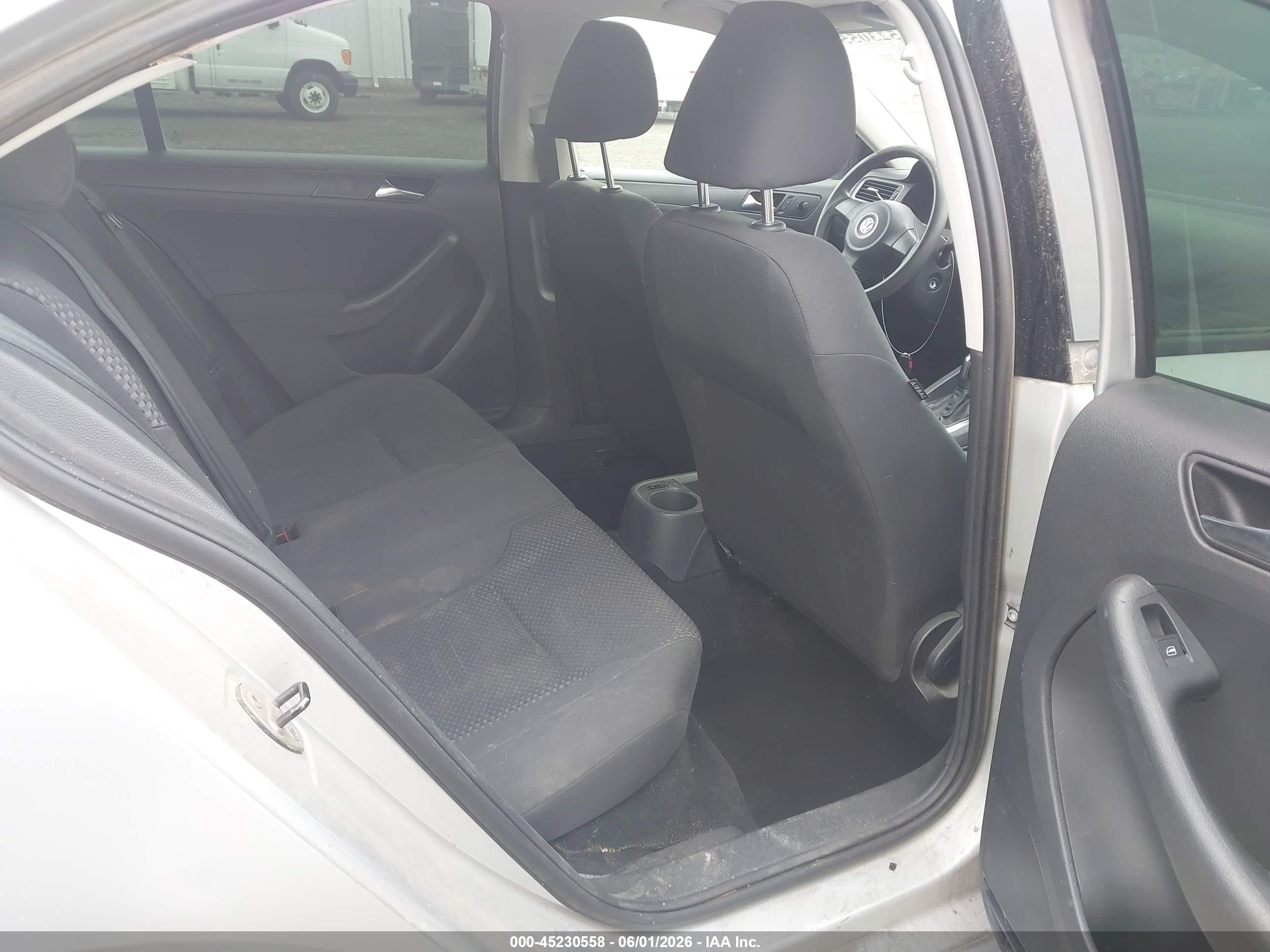 2011 Volkswagen Jetta 2.0l S Silver vin: 3VW2K7AJ5BM057004