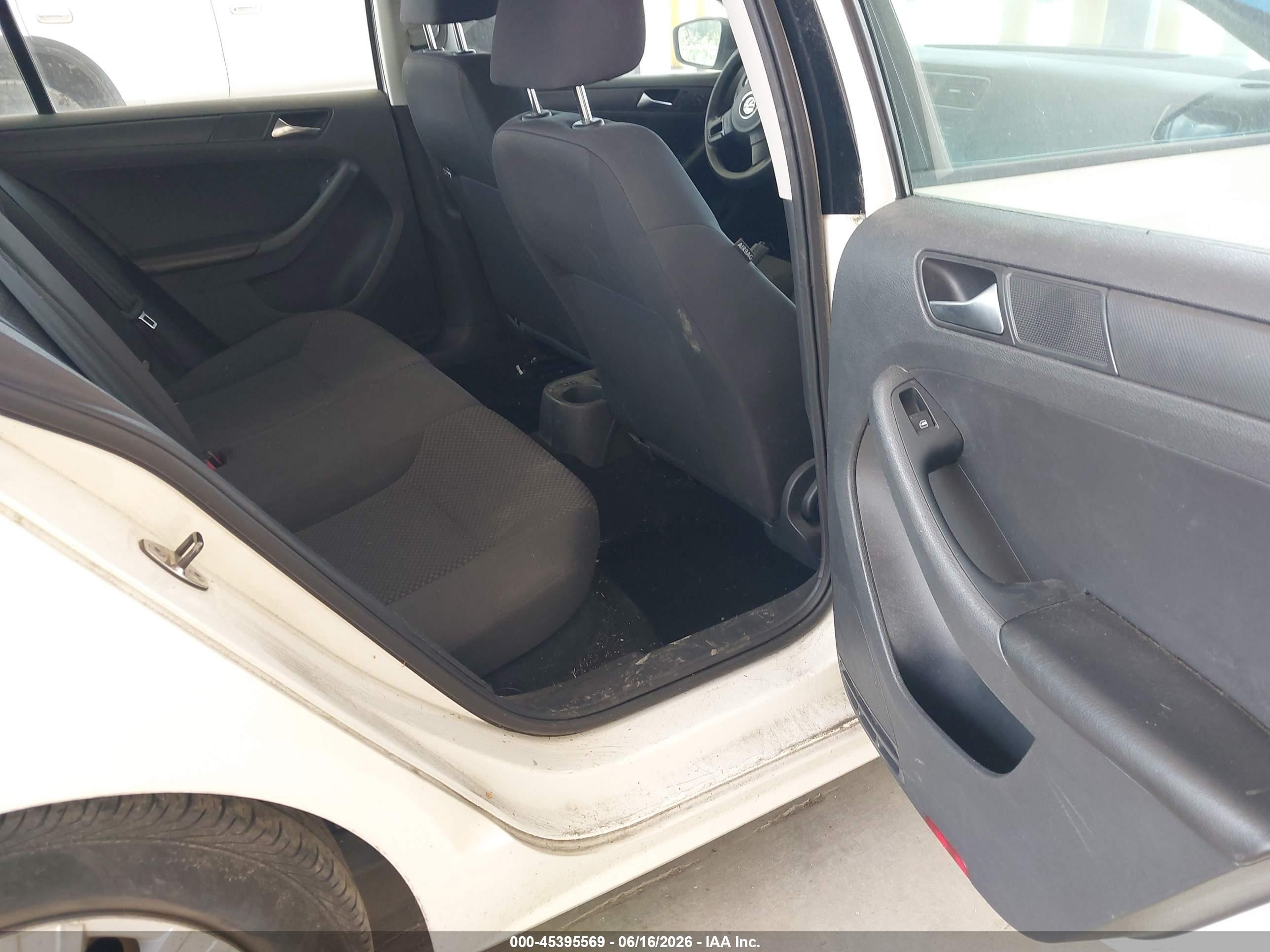 2013 Volkswagen Jetta 2.0l S White vin: 3VW2K7AJ5DM351568