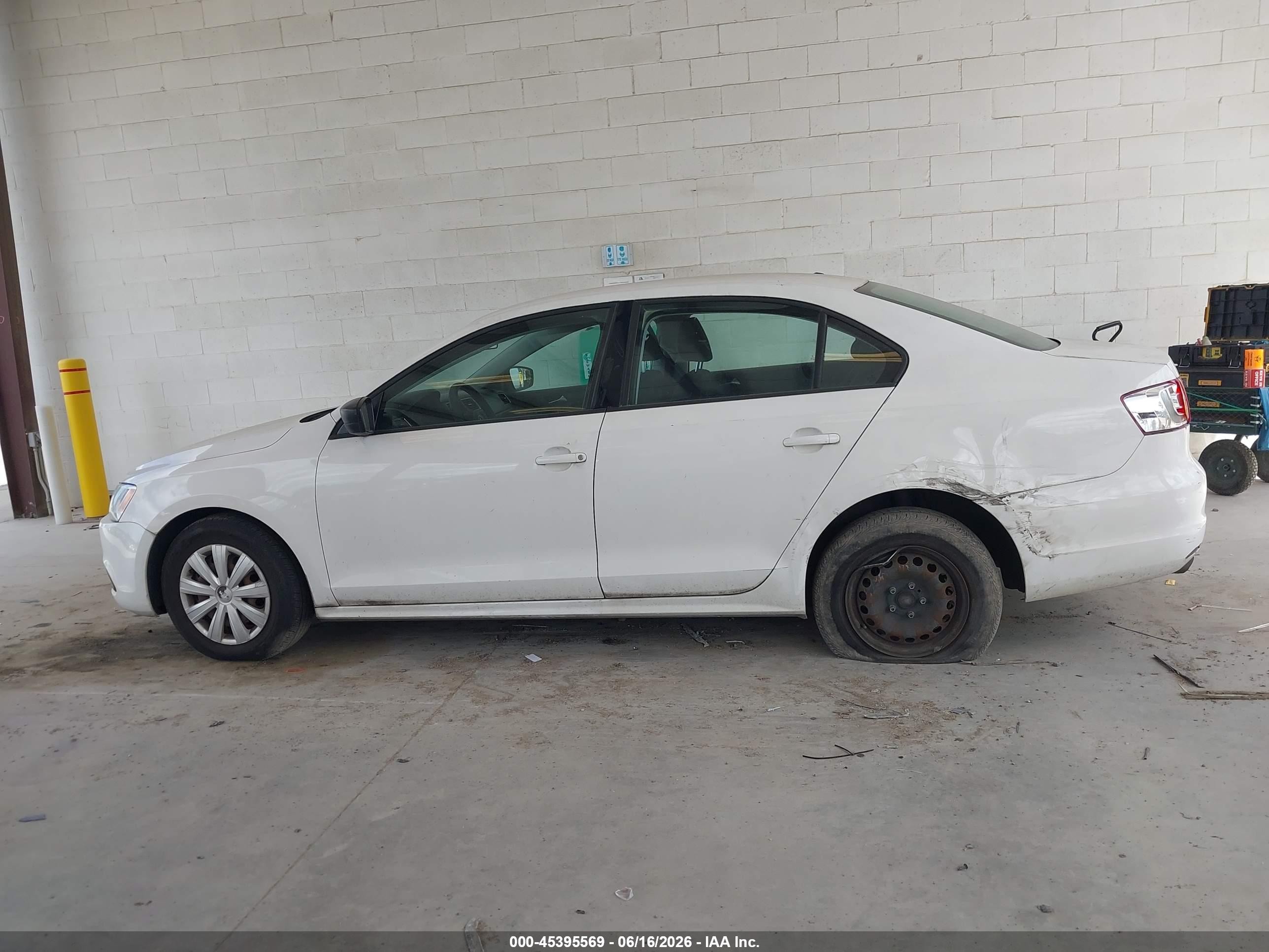 2013 Volkswagen Jetta 2.0l S White vin: 3VW2K7AJ5DM351568