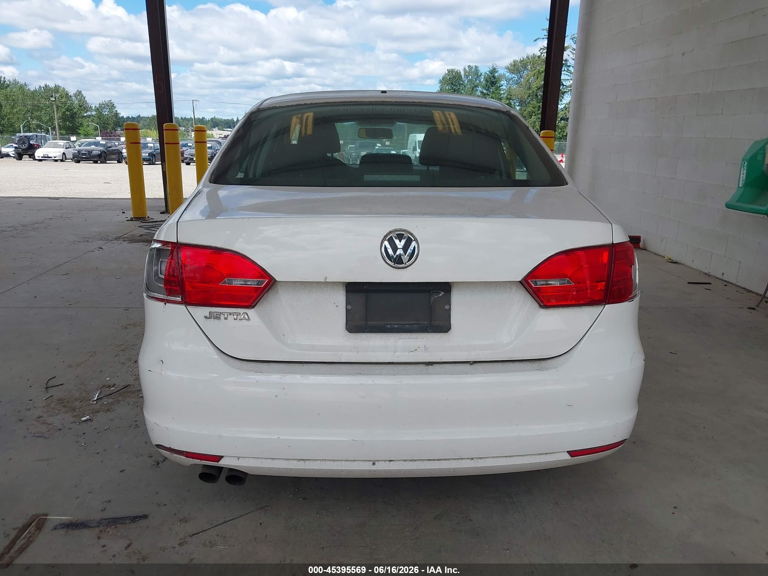 2013 Volkswagen Jetta 2.0l S White vin: 3VW2K7AJ5DM351568