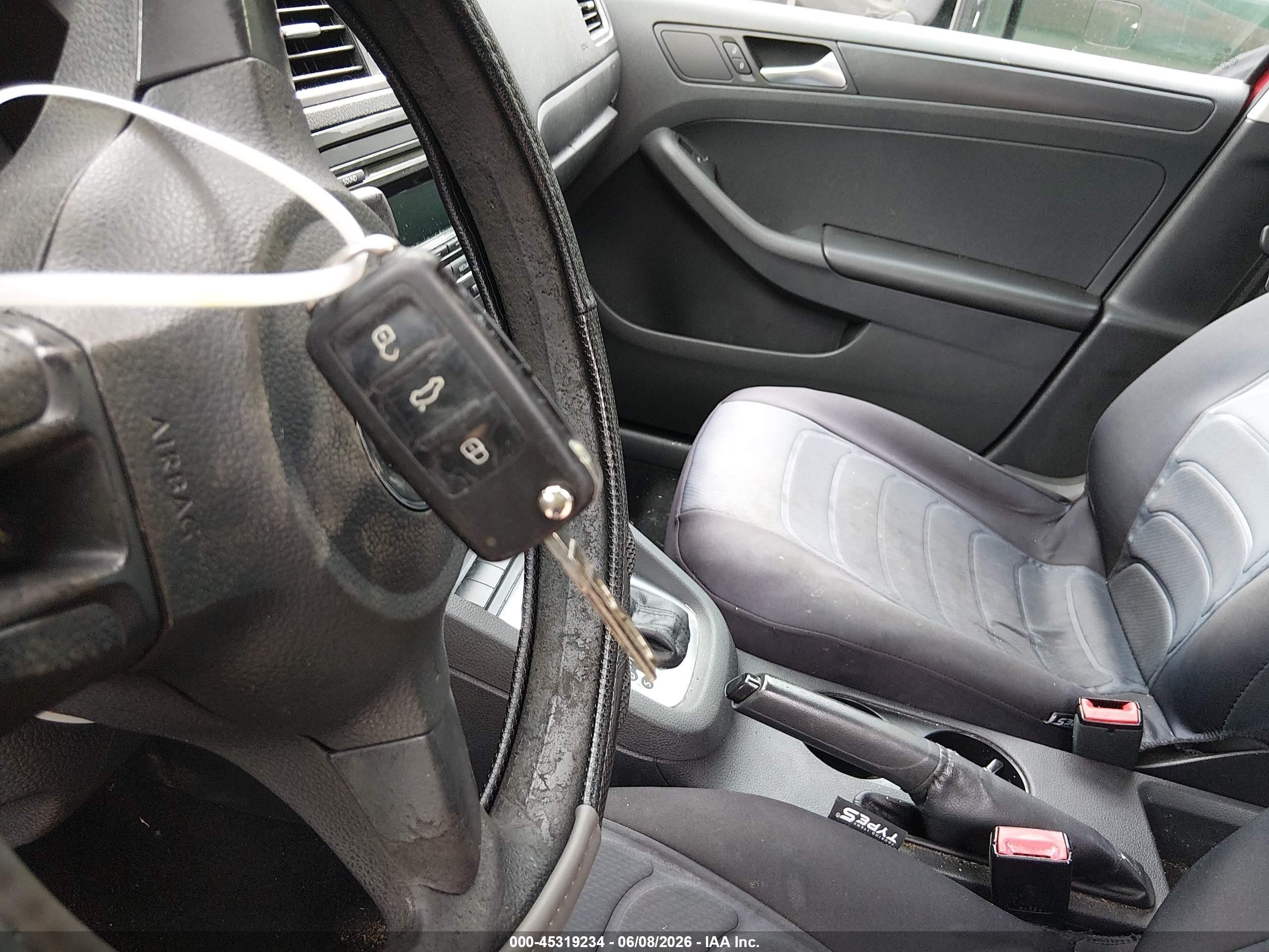 2013 Volkswagen Jetta 2.0l S Красный vin: 3VW2K7AJ6DM382148