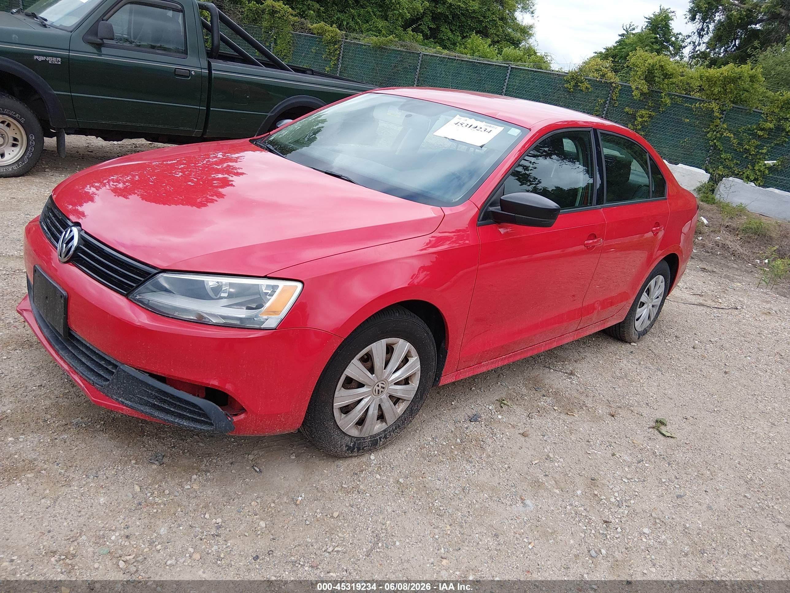 2013 Volkswagen Jetta 2.0l S Красный vin: 3VW2K7AJ6DM382148